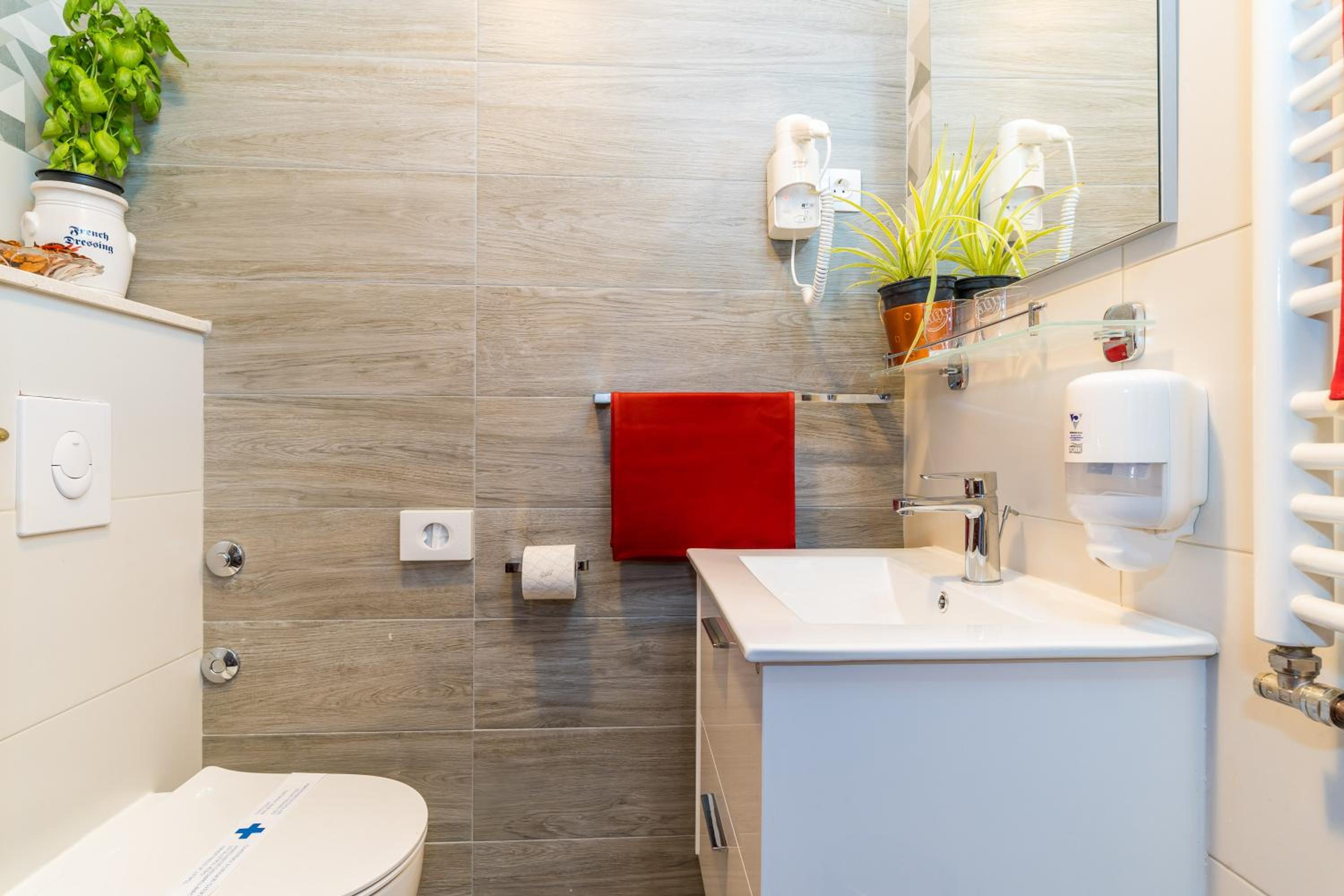 Special Offer - Double Room With Balcony And One-Way Airport Shuttle thumbnail 5