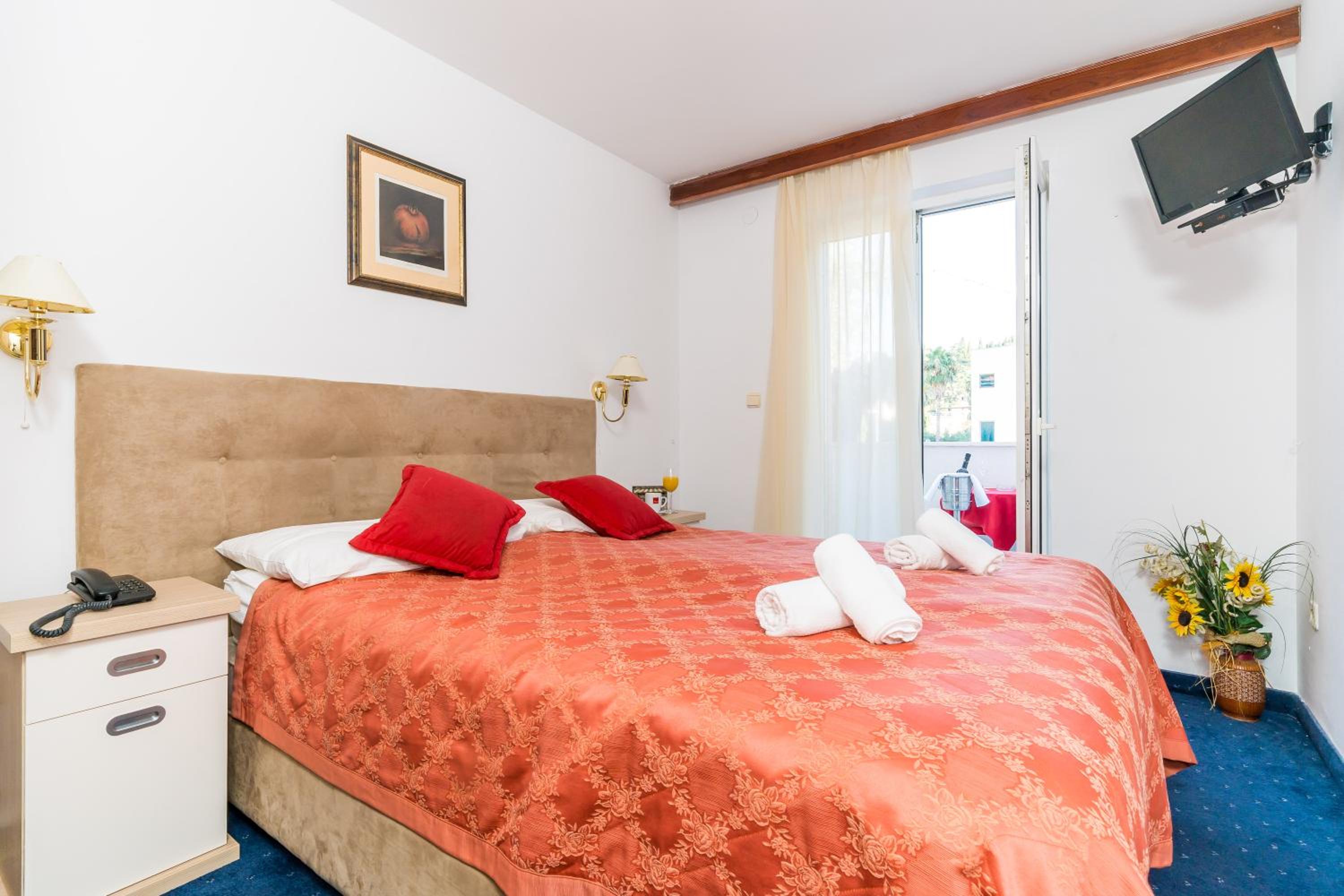 Double Room with Balcony thumbnail 6