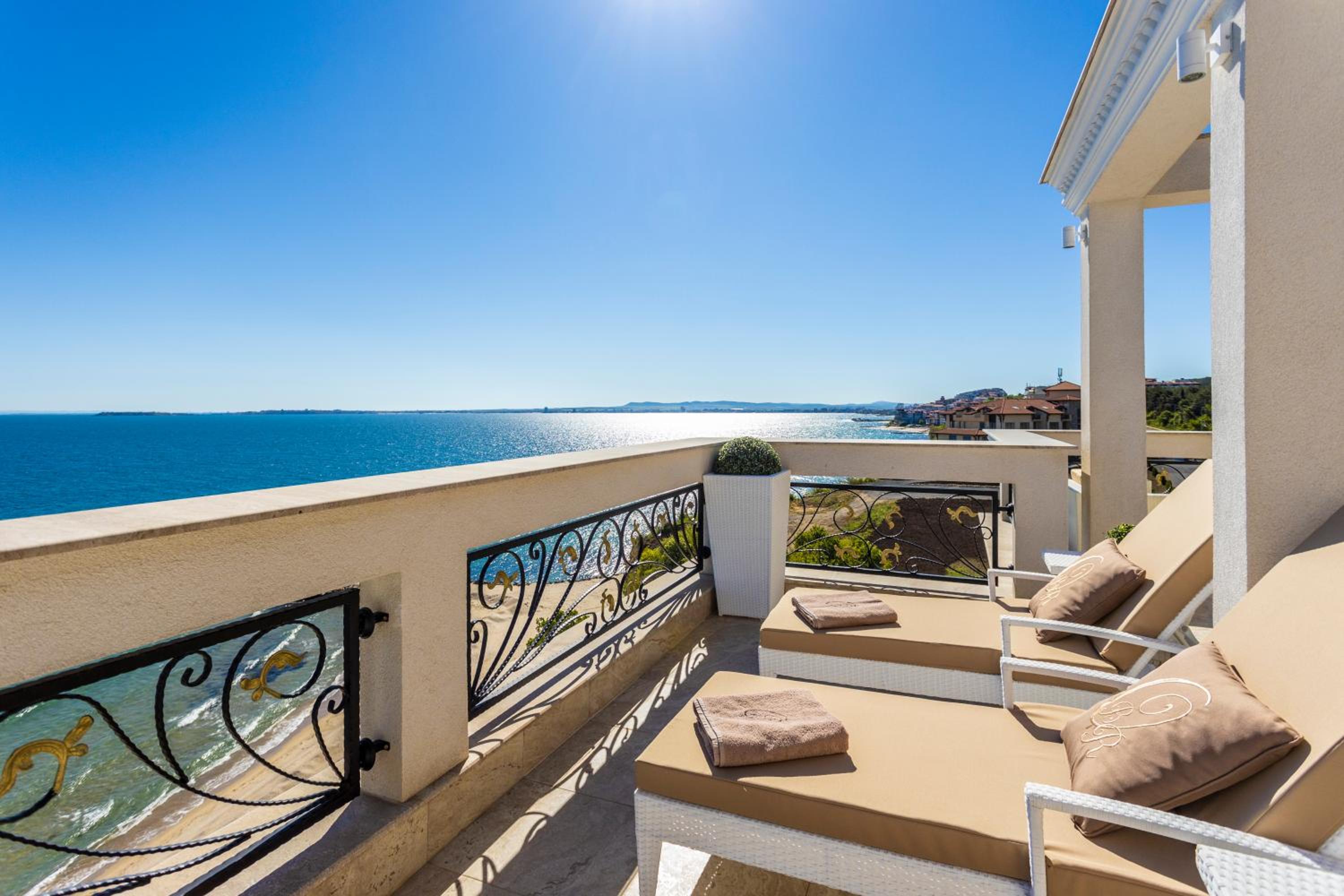Deluxe Apartment with Sea View - Photo 8