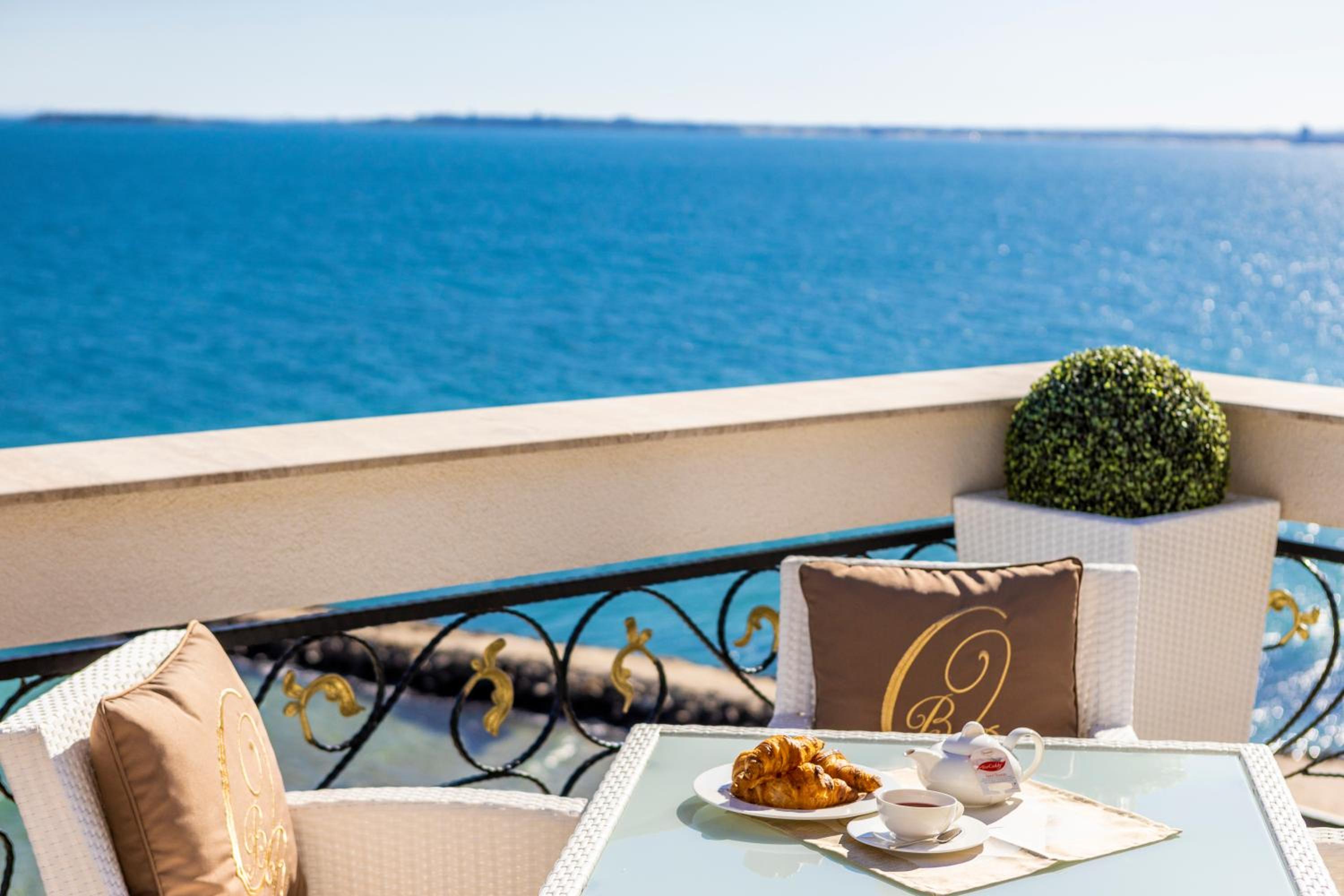 Deluxe Apartment with Sea View - Photo 16