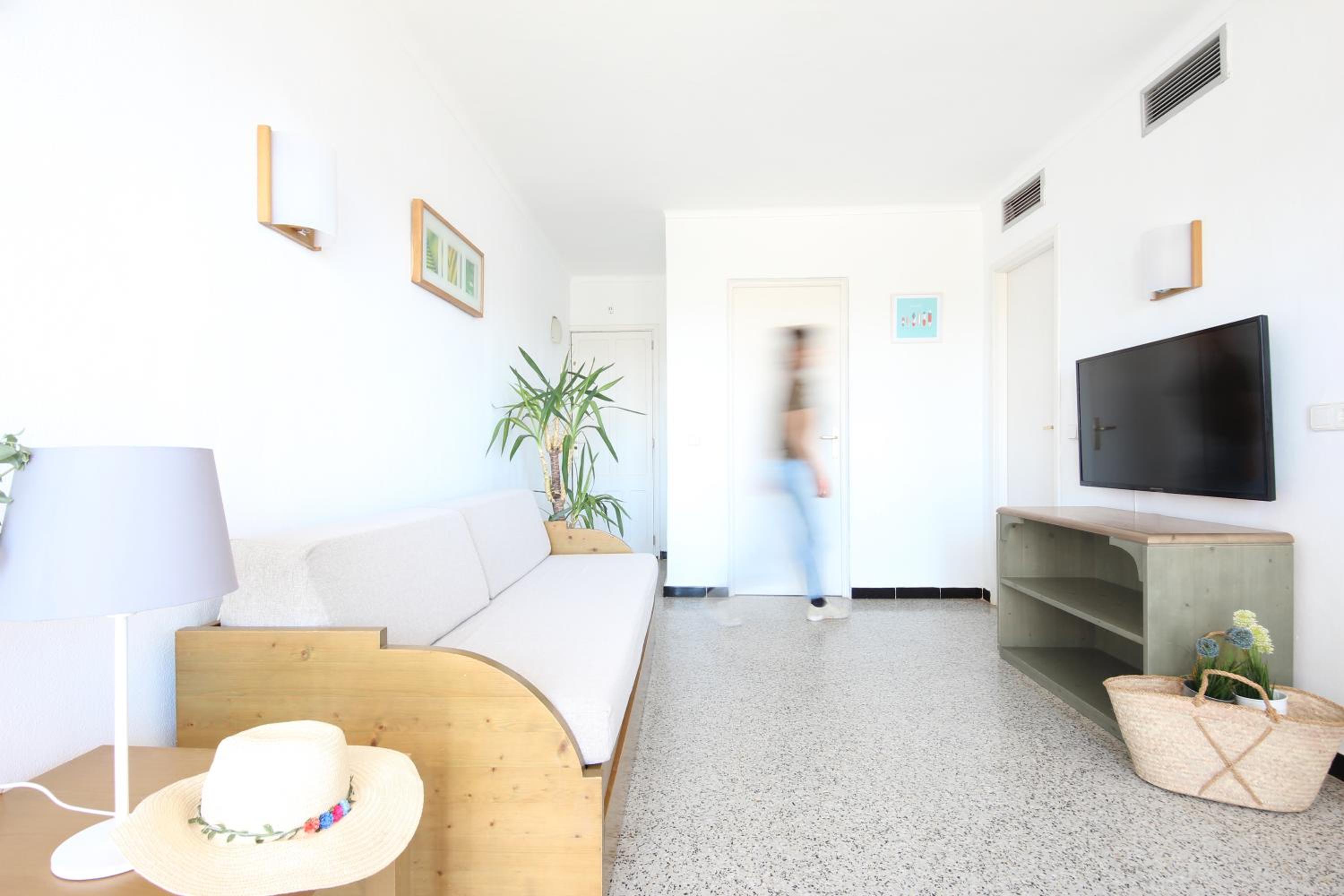 One-Bedroom Apartment with Garden View - Photo 15