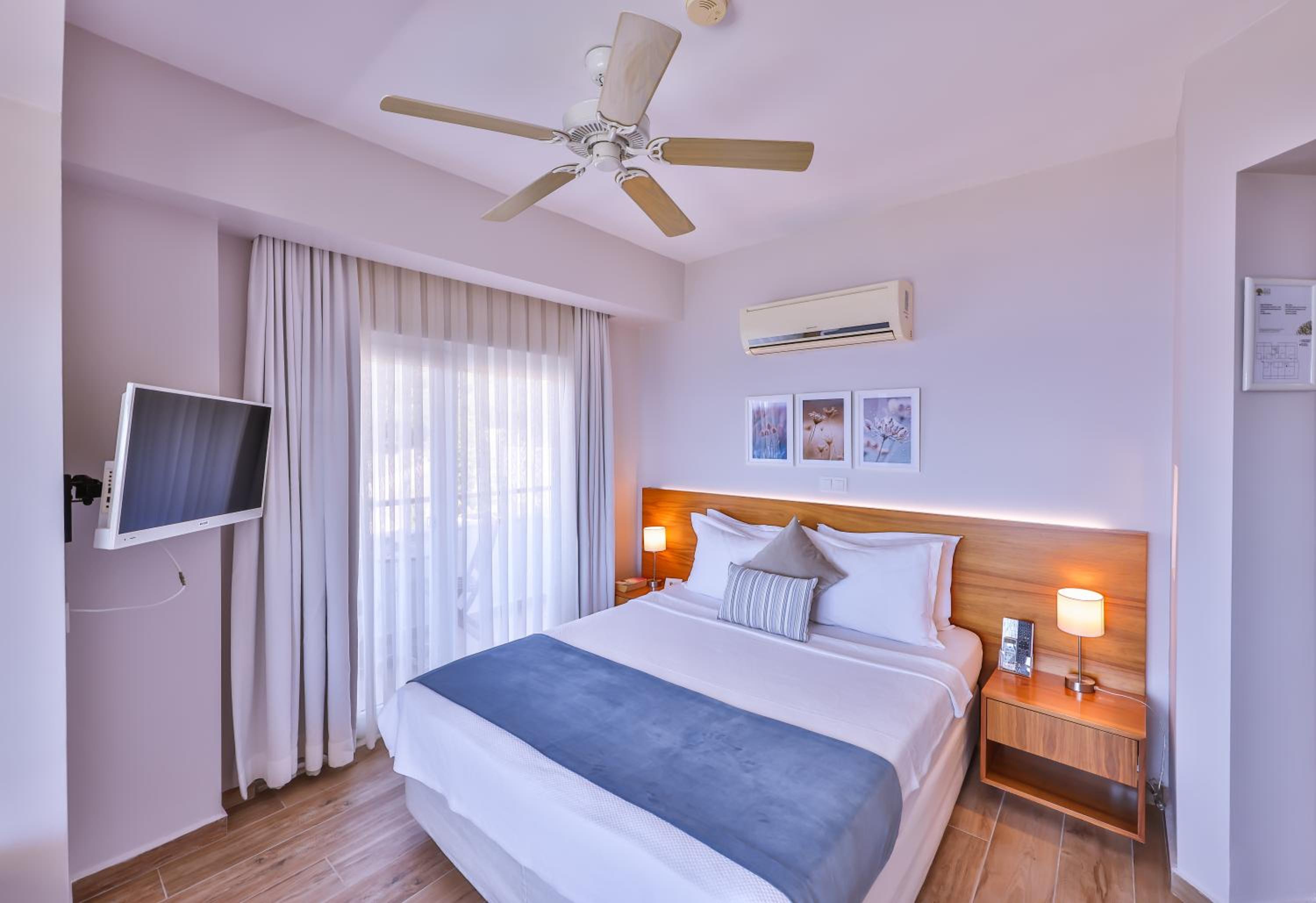 Deluxe Double Room with Sea View - Photo 11