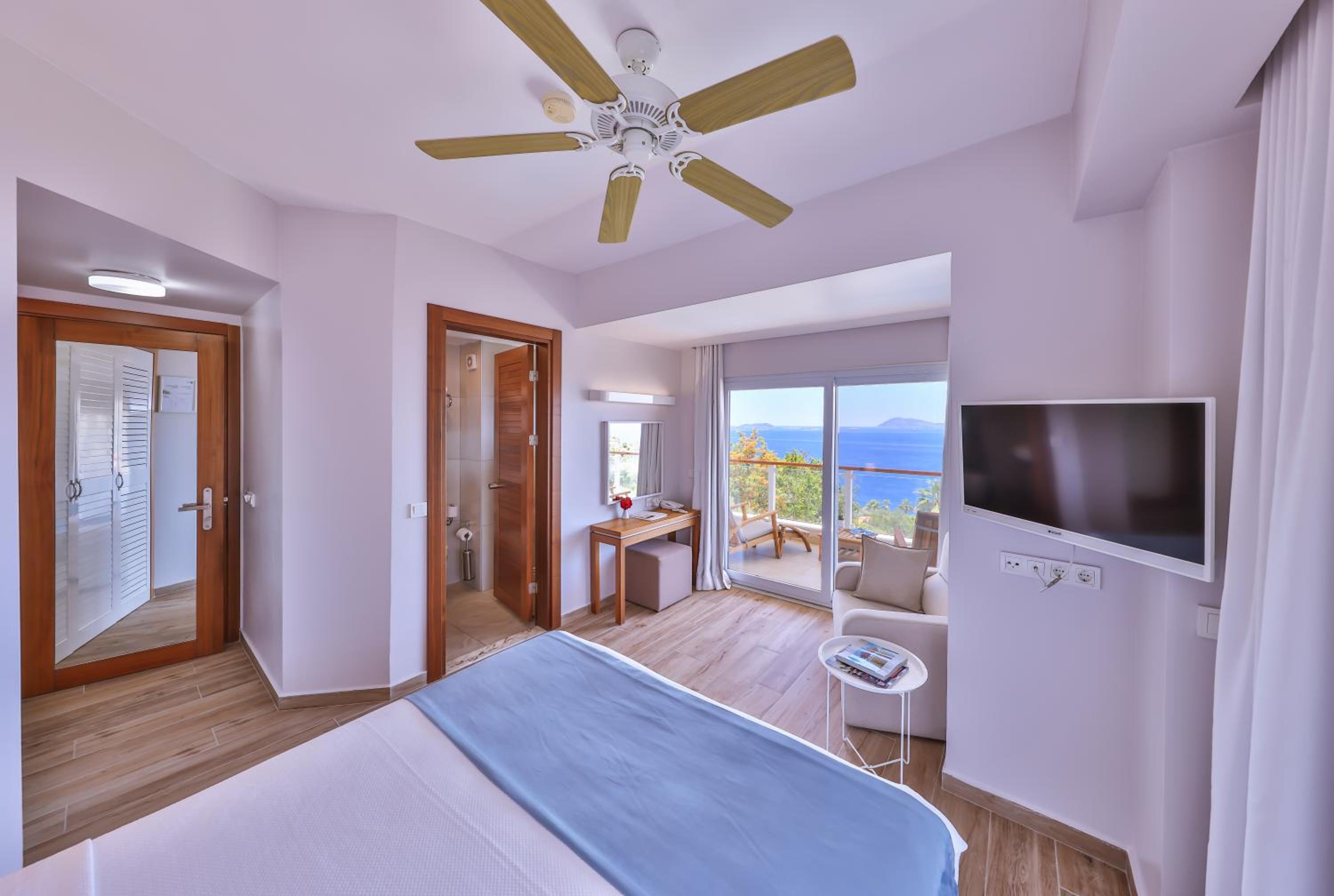 Deluxe Double Room with Sea View - Photo 12
