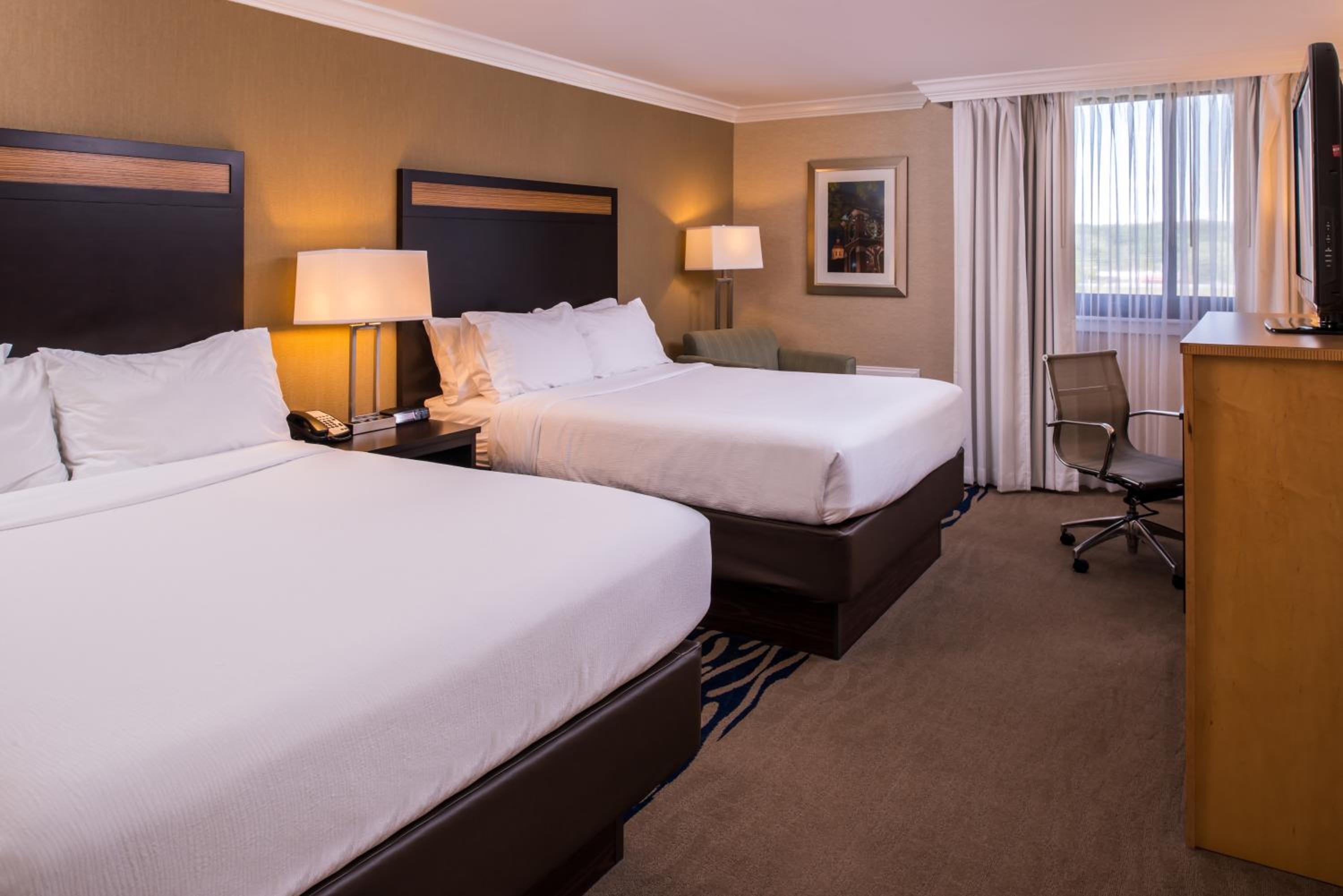 Standard Queen Room With Two Queen Beds - Photo 3