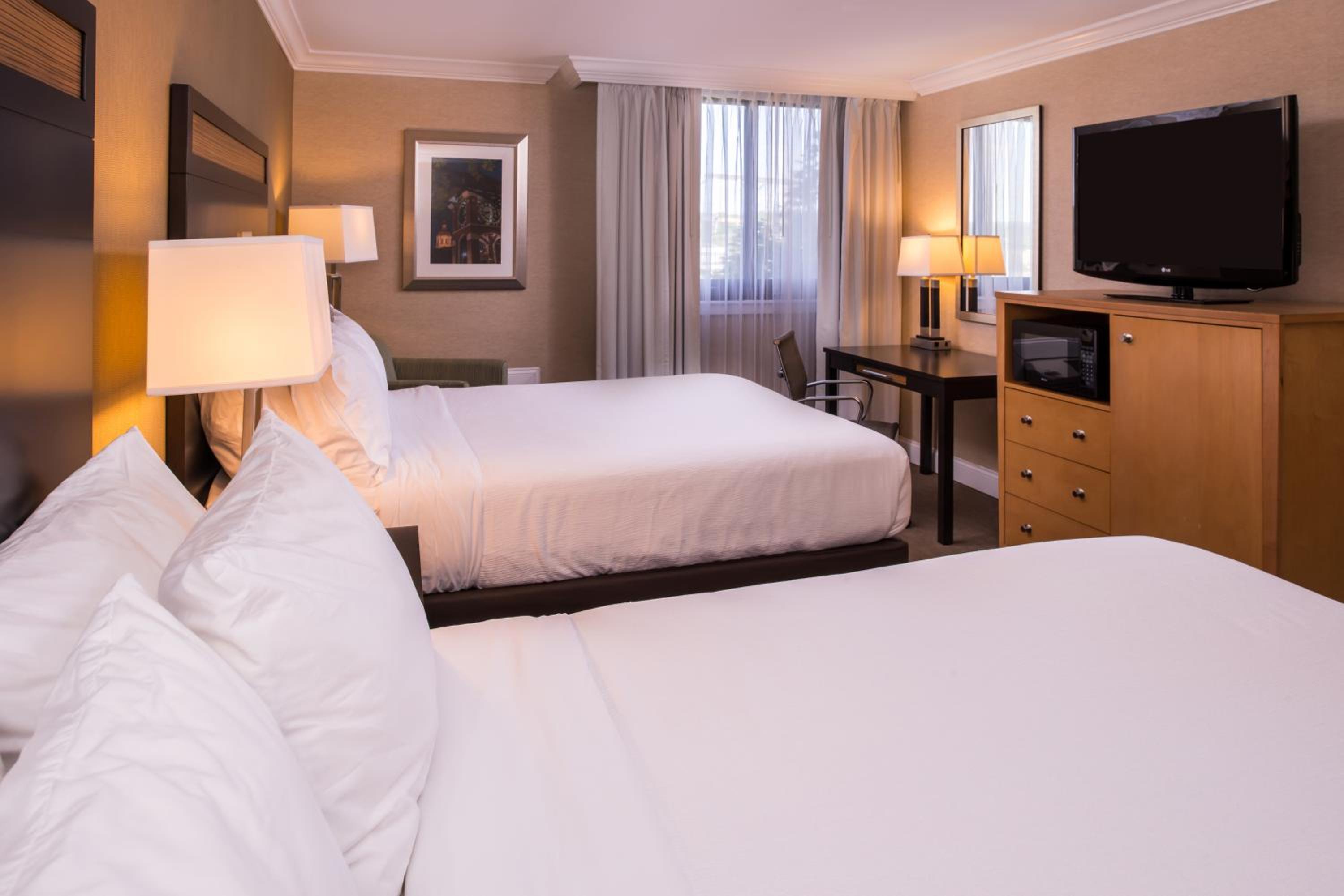 Standard Queen Room With Two Queen Beds - Photo 4