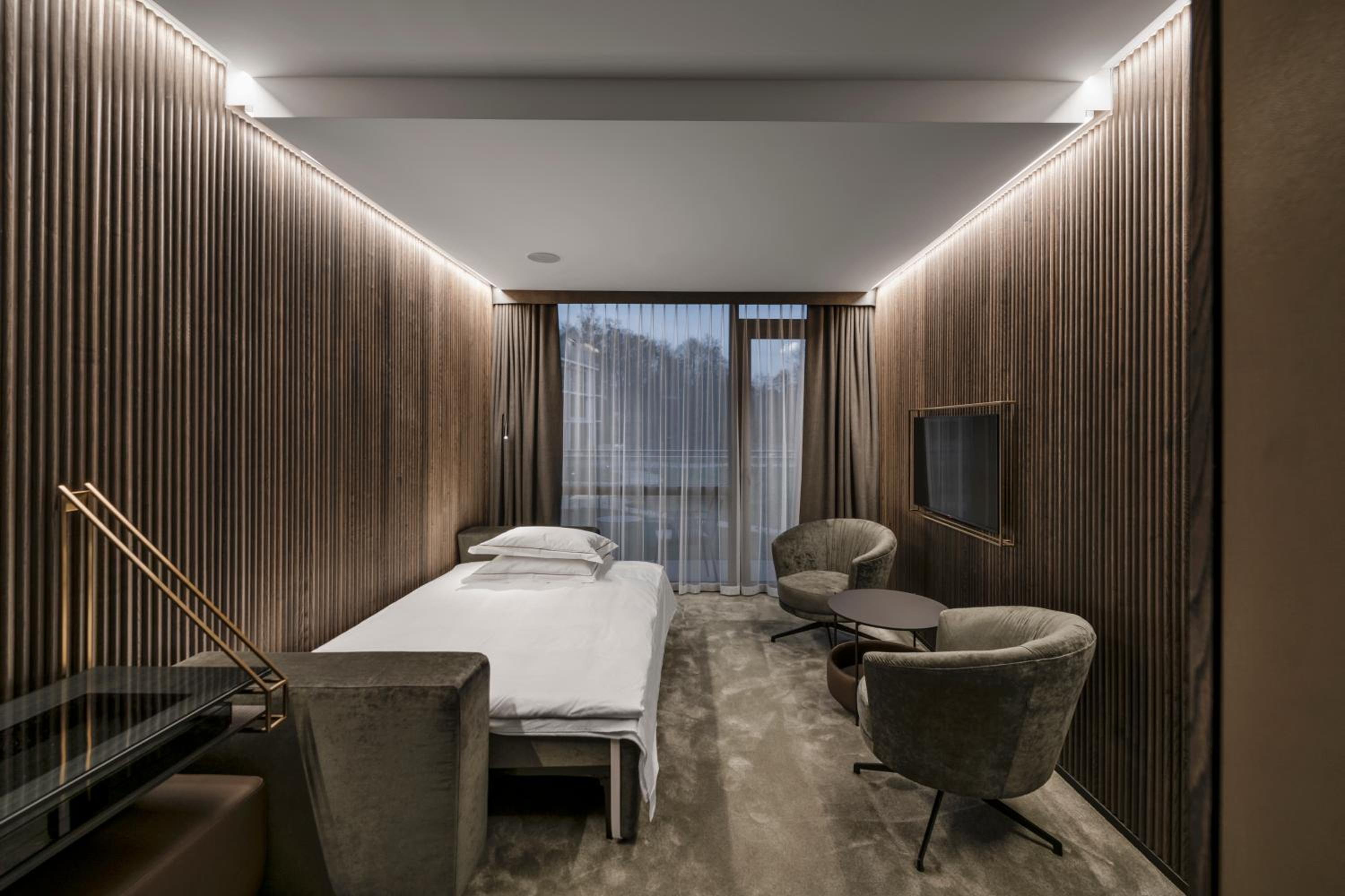 Suite with Balcony and Spa Access  - Photo 3