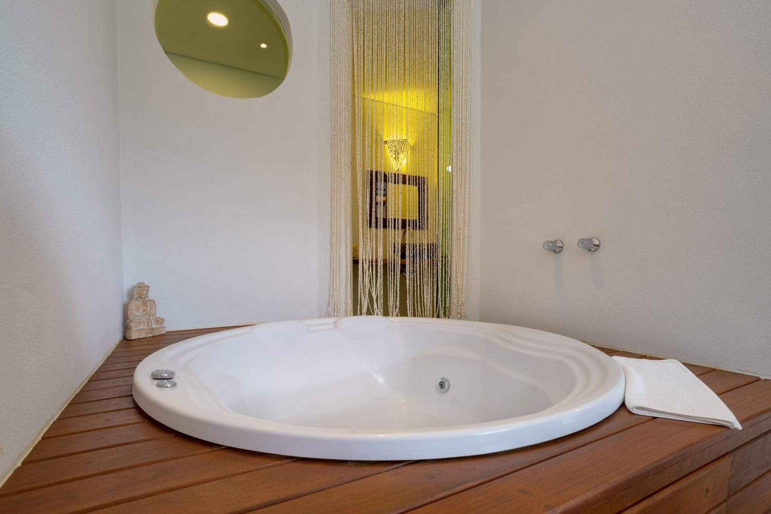Quadruple Luxury Room with Internal Spa Bath - Photo 7