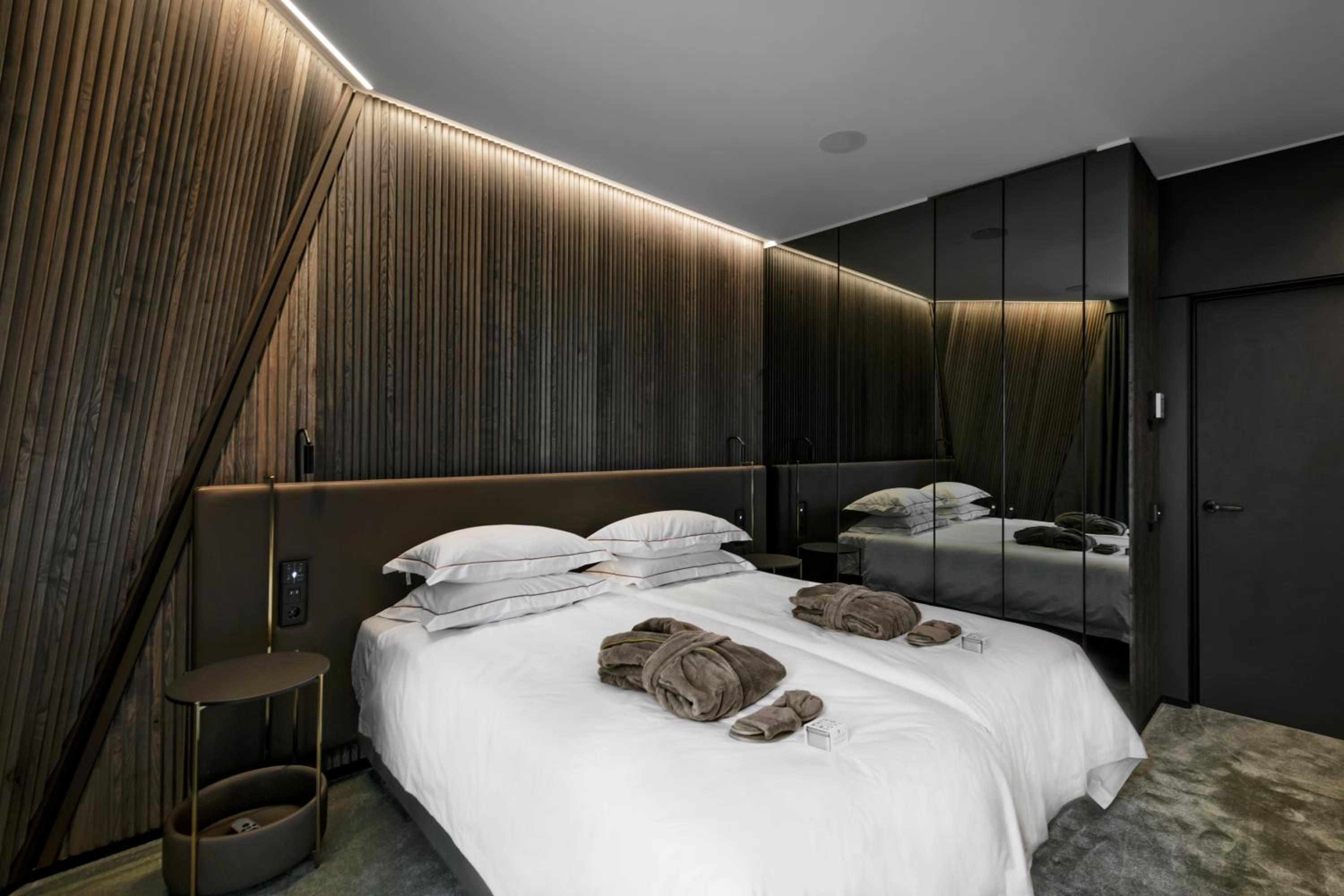 Suite with Balcony and Spa Access  - Photo 2