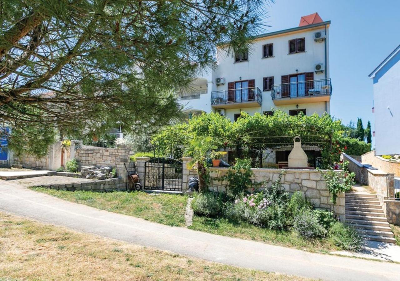 One-Bedroom Apartment with Garden