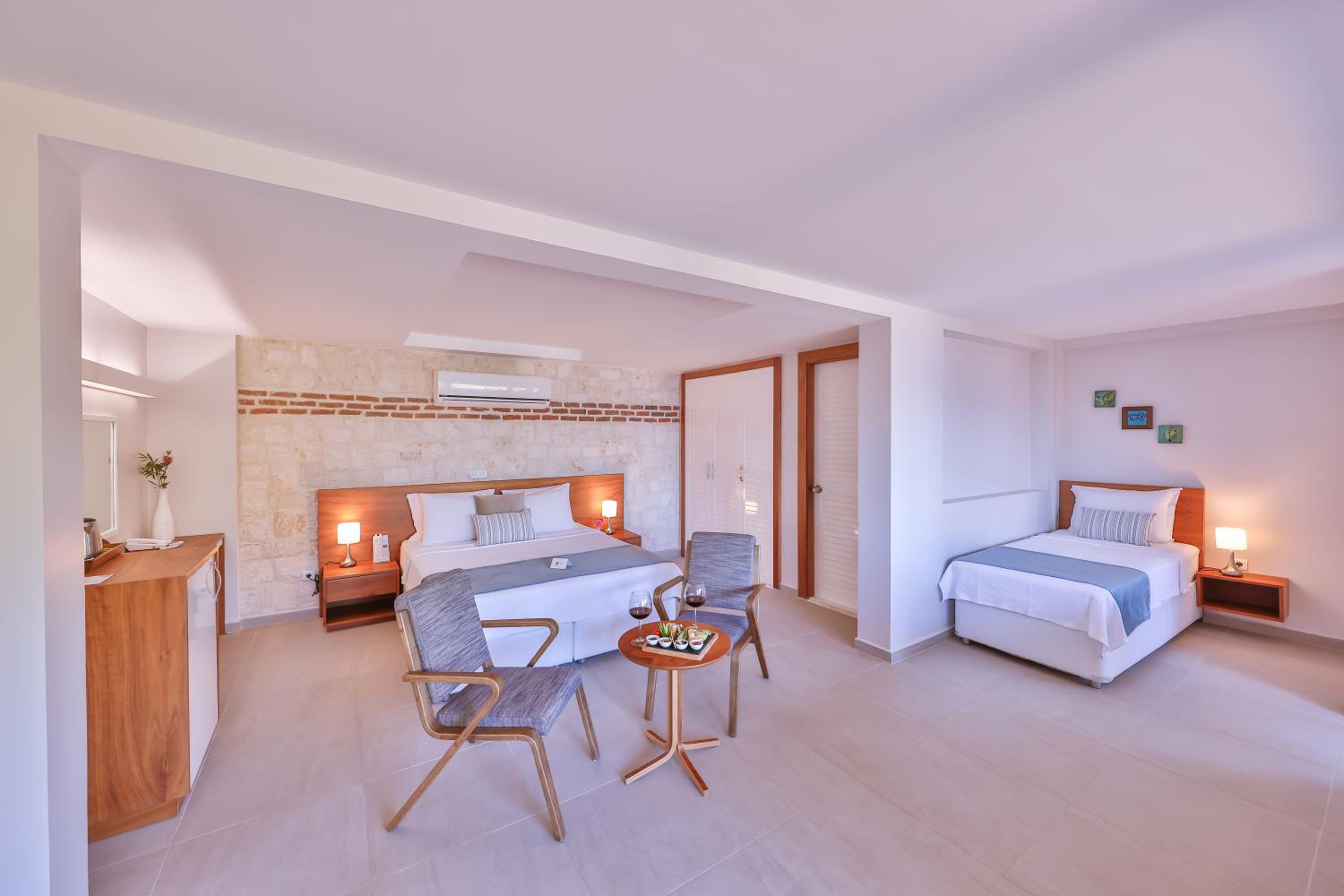 Superior Suite with Sea View - Photo 2
