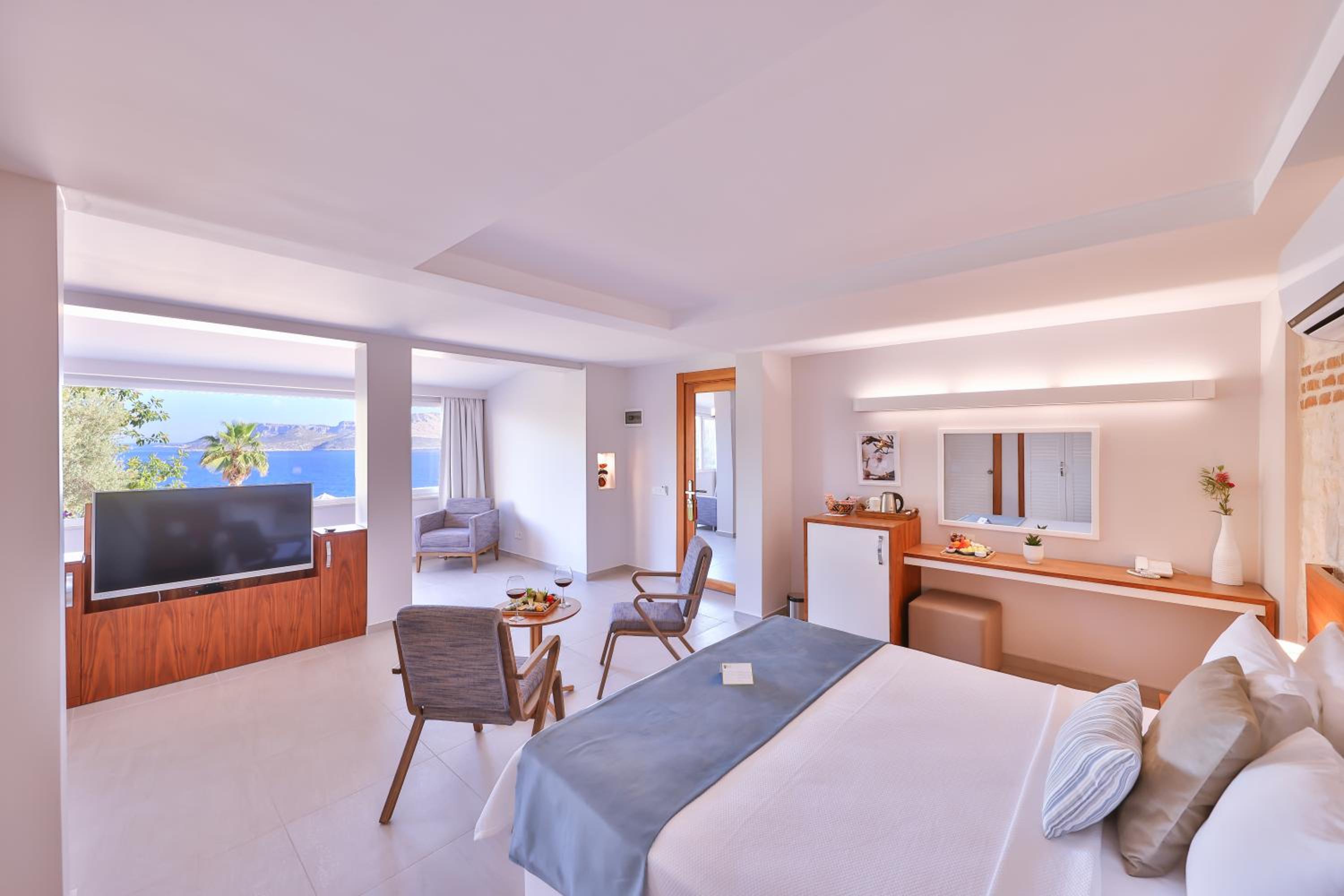 Superior Suite with Sea View - Photo 8