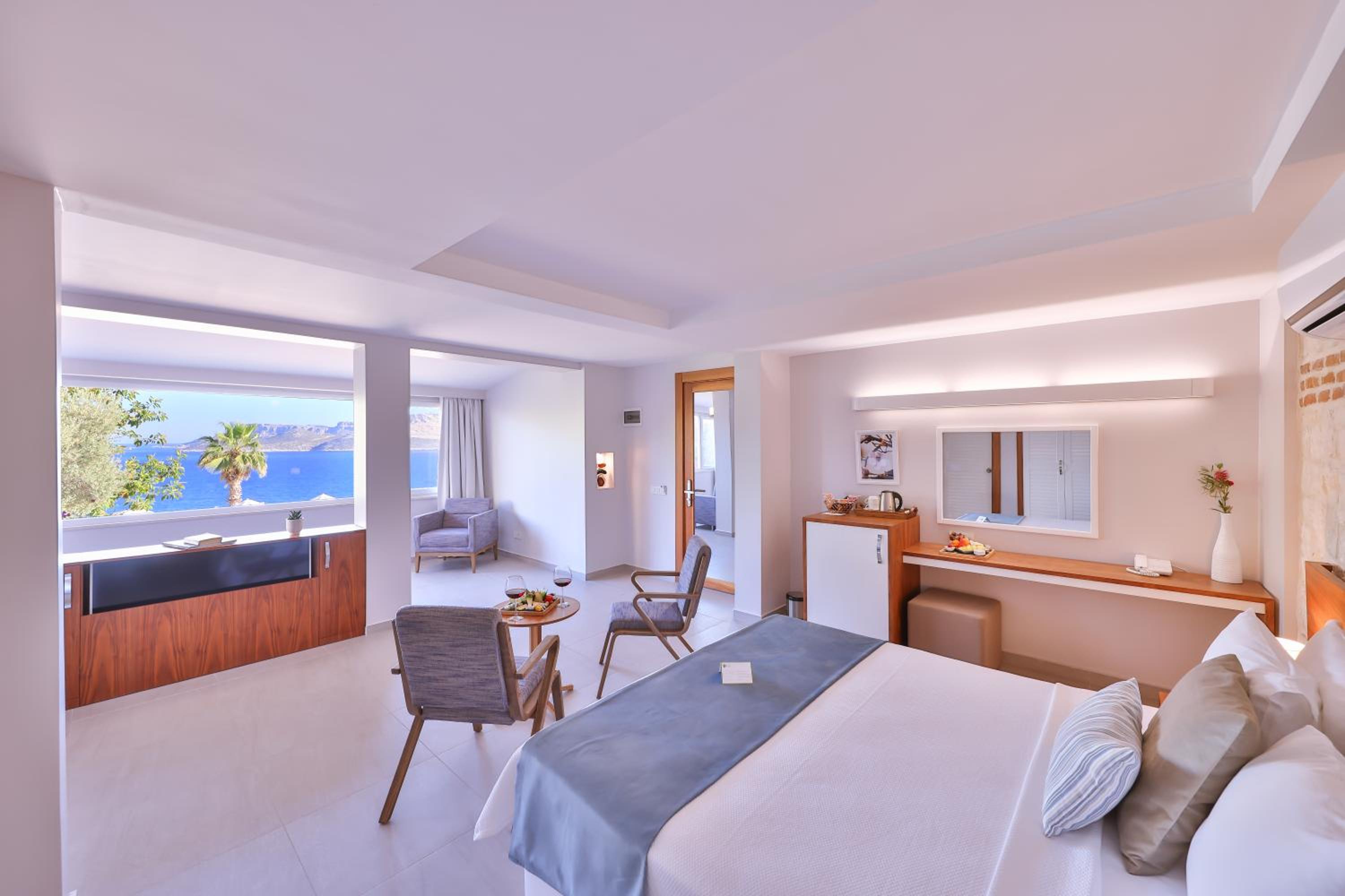 Superior Suite with Sea View - Photo 5