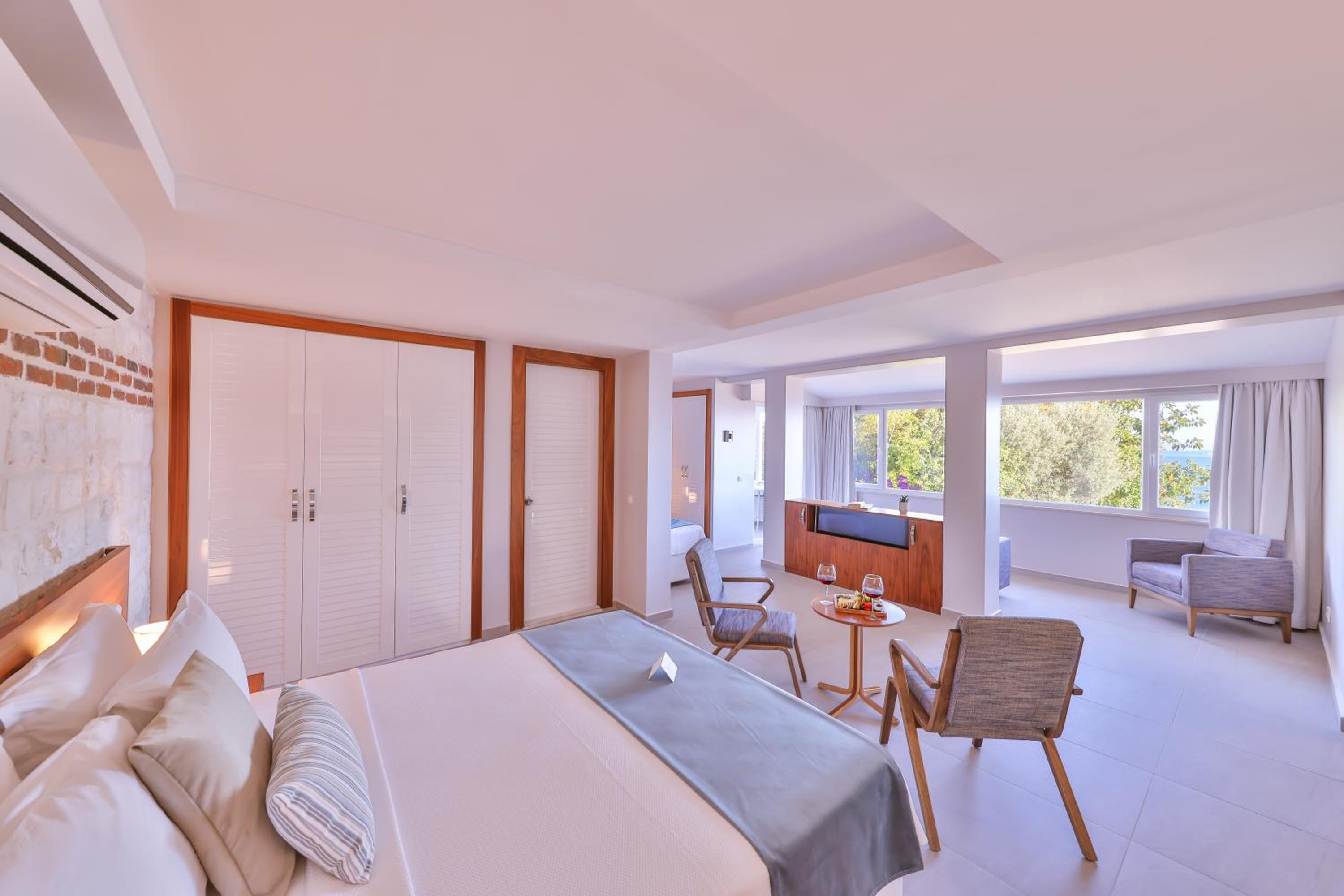 Superior Suite with Sea View - Photo 10