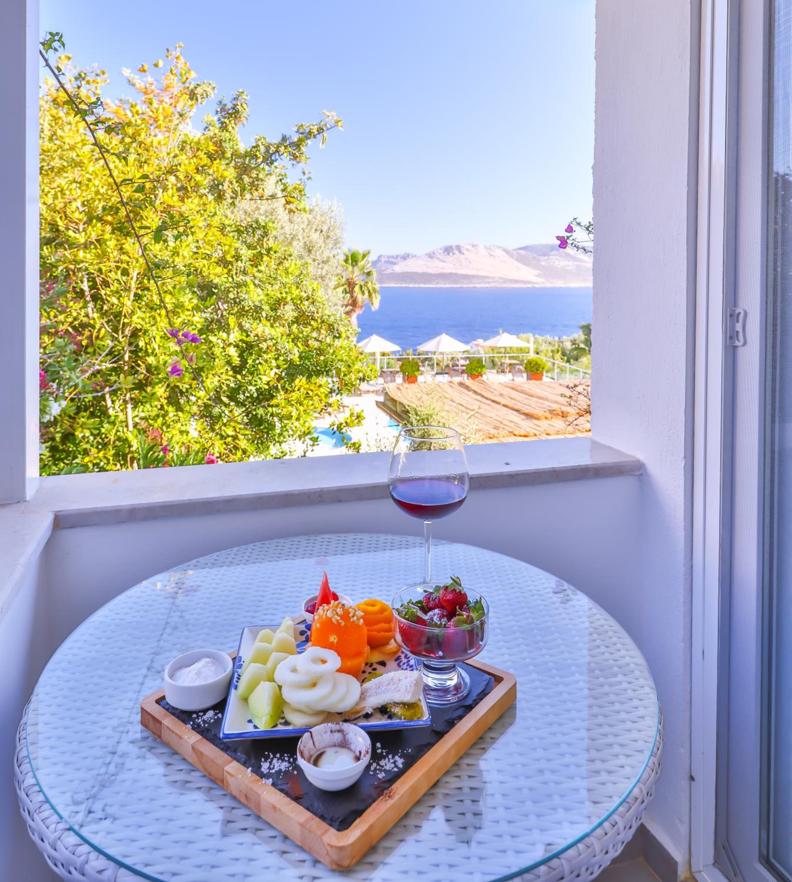 Superior Suite with Sea View - Photo 31