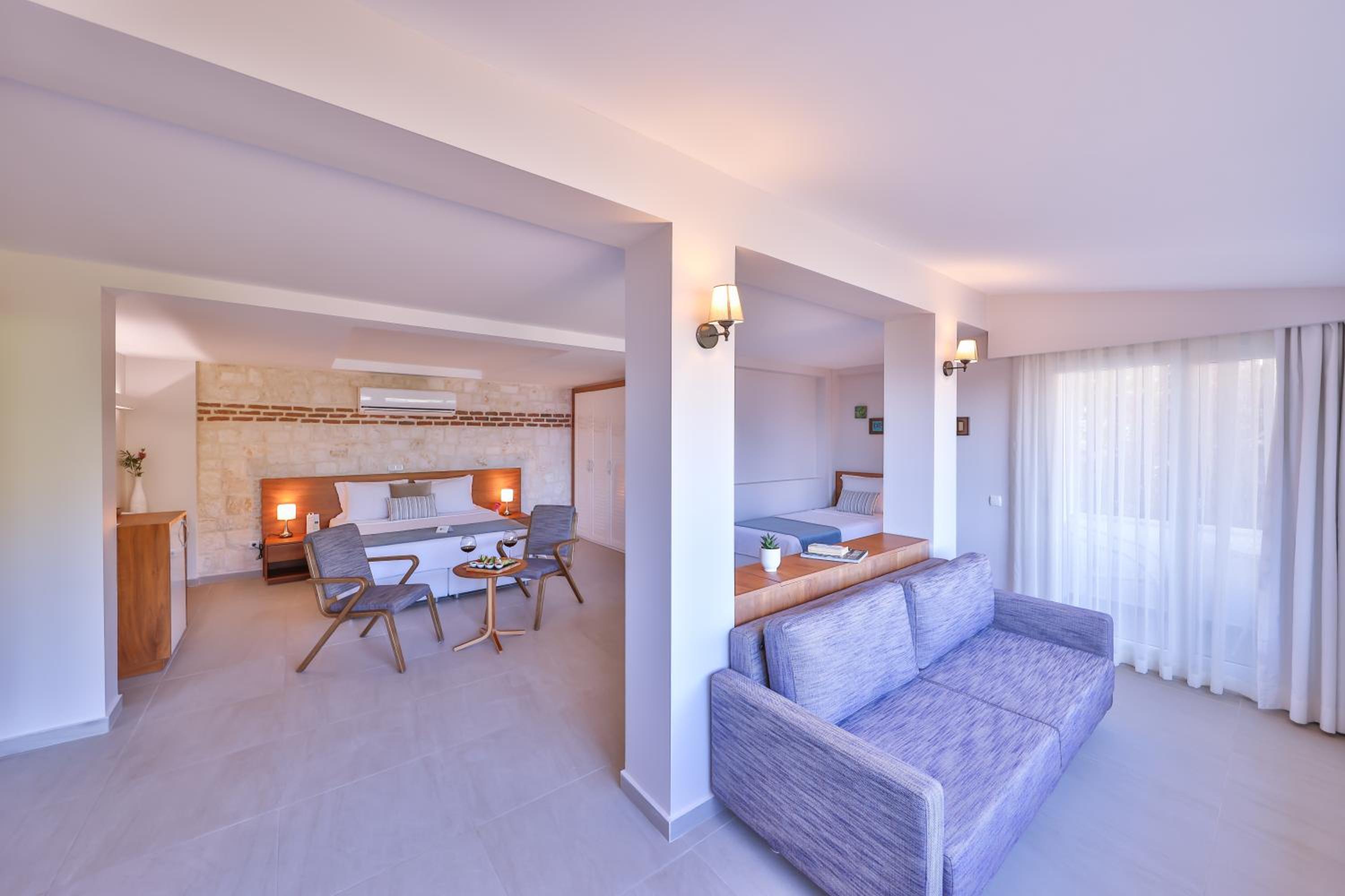 Superior Suite with Sea View - Photo 13