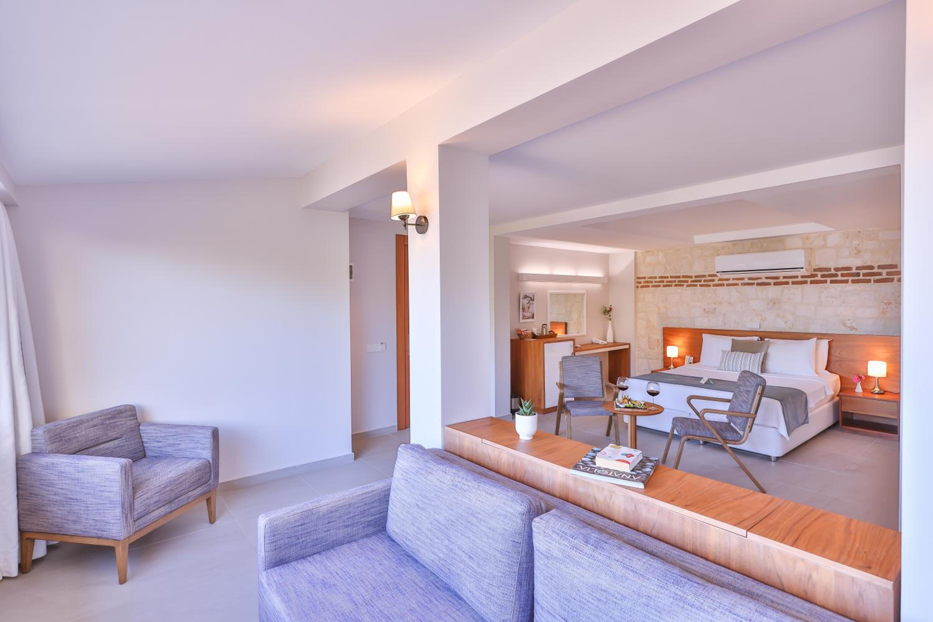 Superior Suite with Sea View - Photo 11