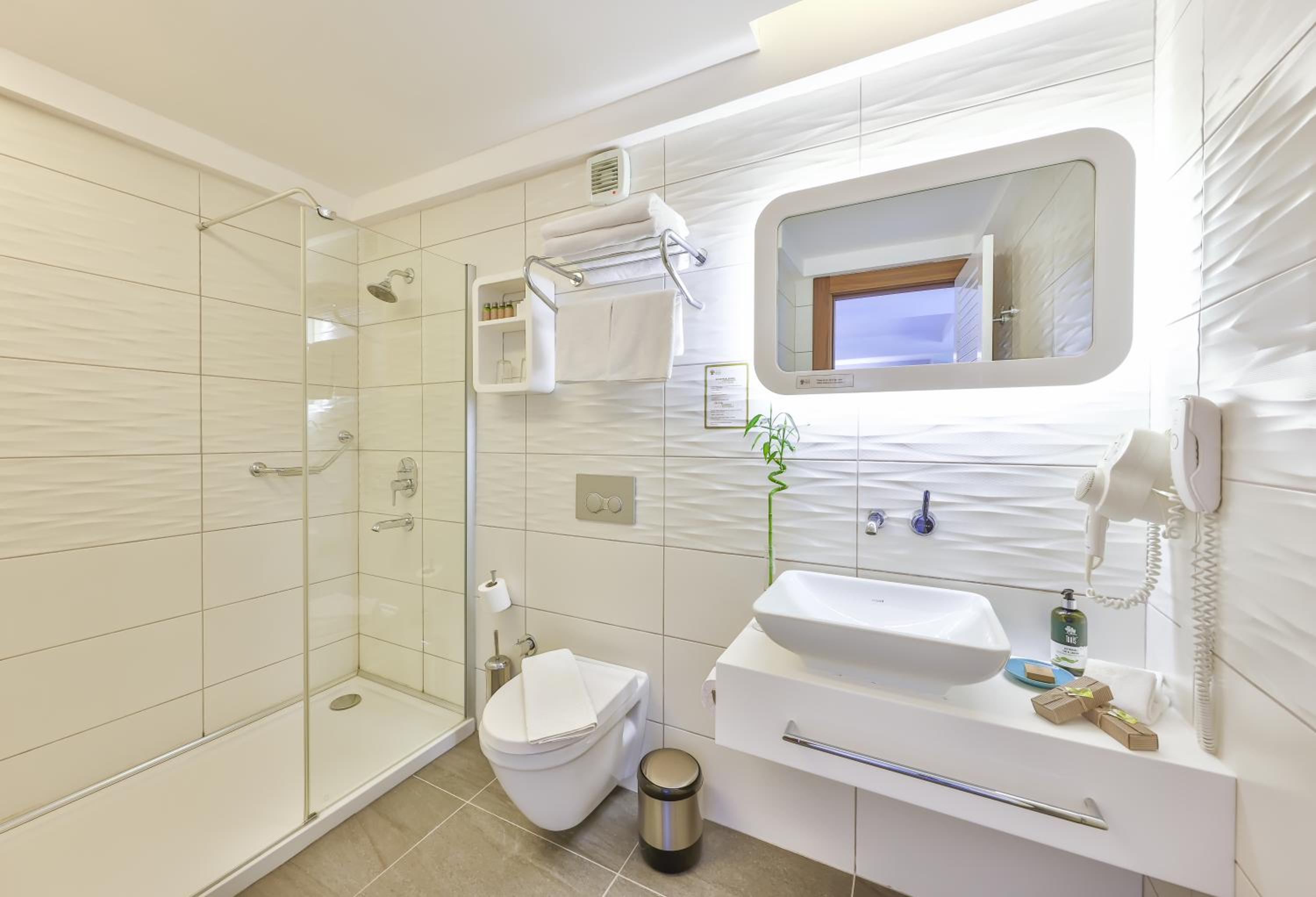 Superior Suite with Sea View - Photo 25