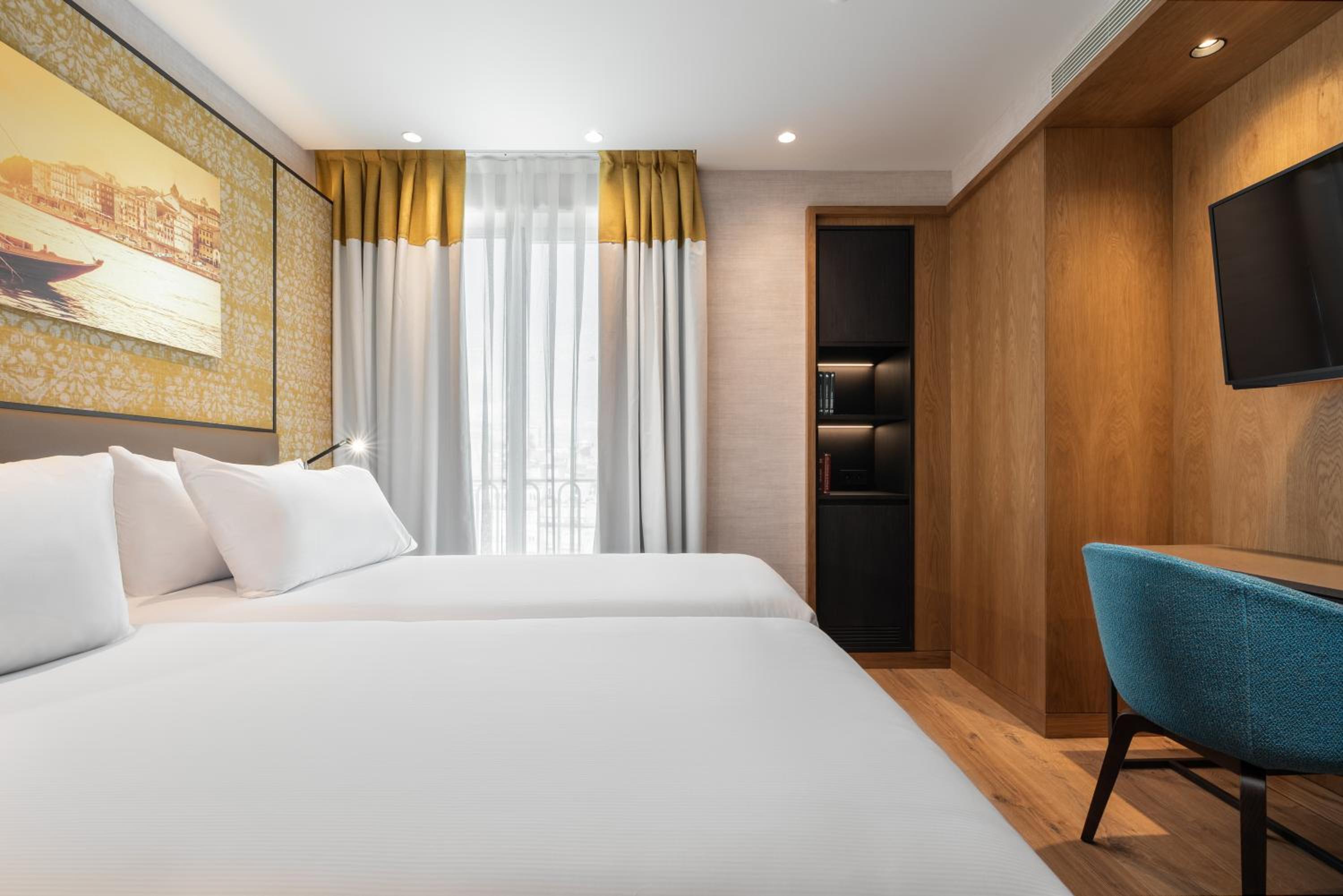 Deluxe Double Room with Balcony and  Aliados View - Photo 6