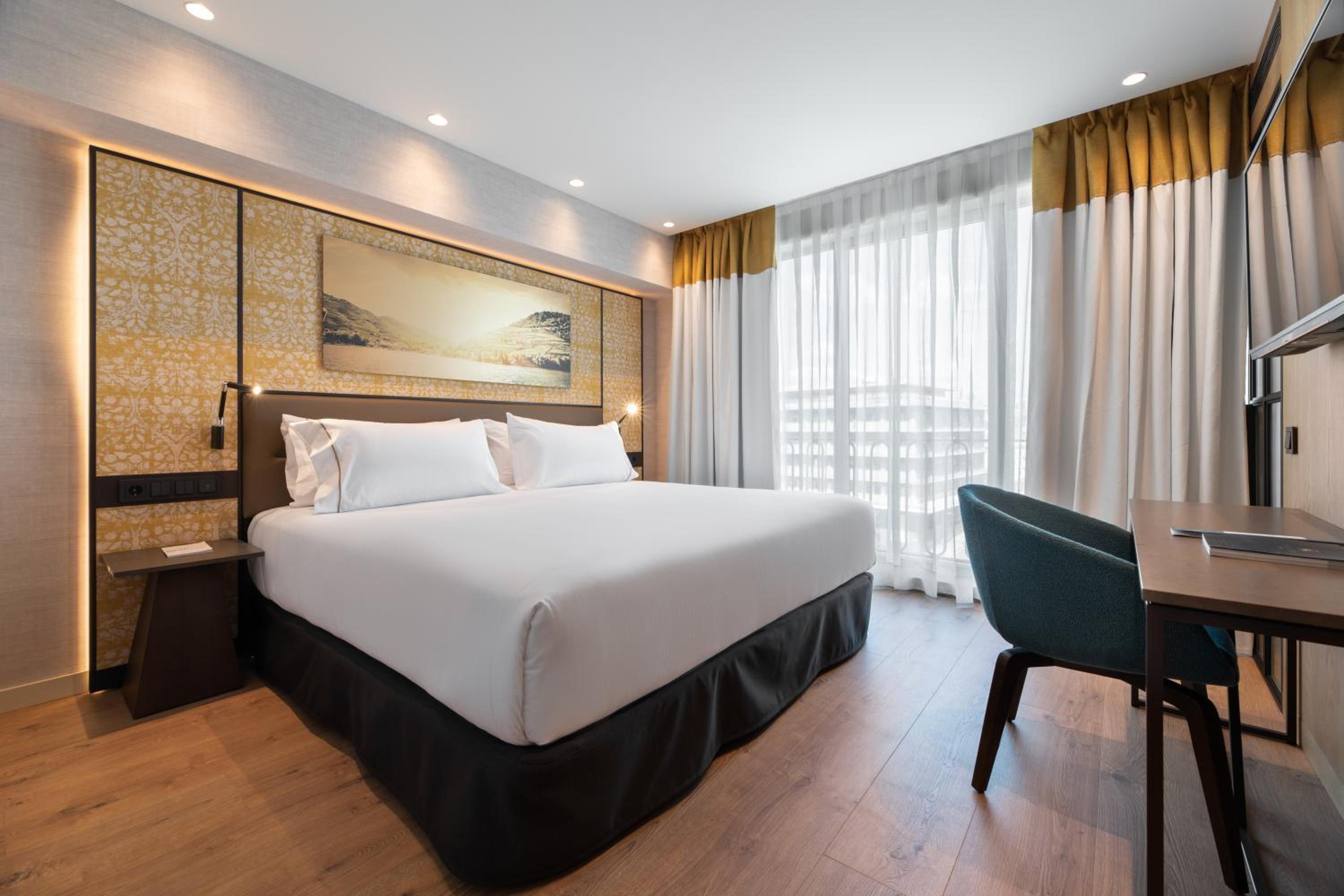 Deluxe Double Room with Balcony and  Aliados View - Photo 7