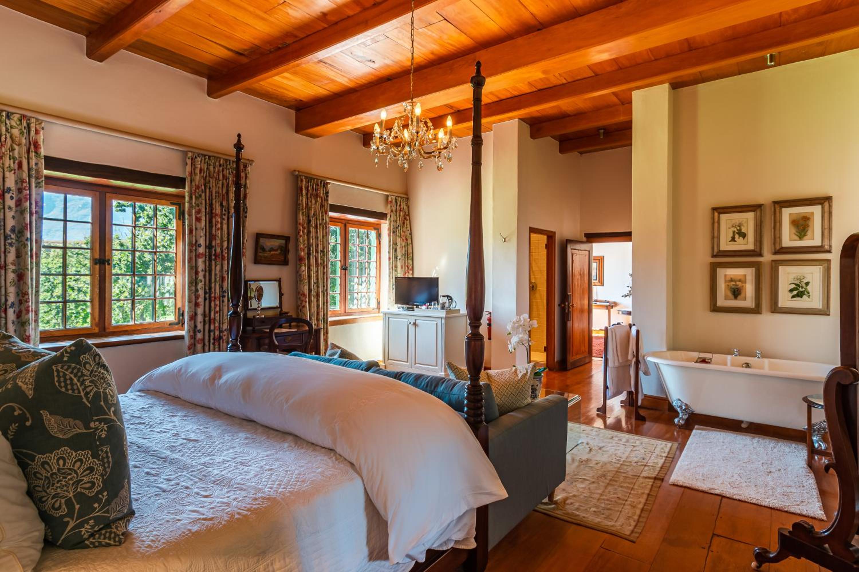 Honeymoon Suite - Photo 2