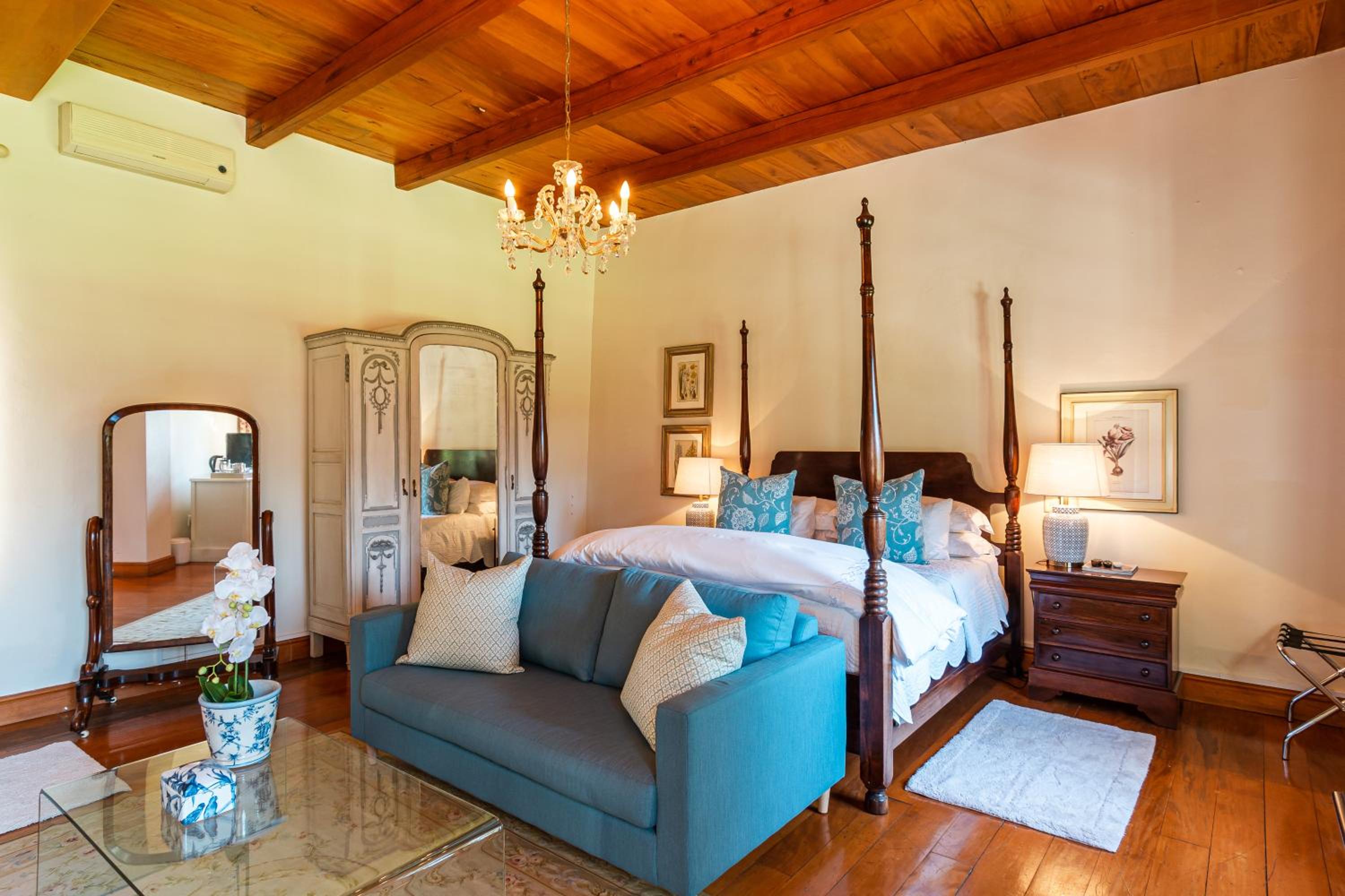 Honeymoon Suite - Photo 5