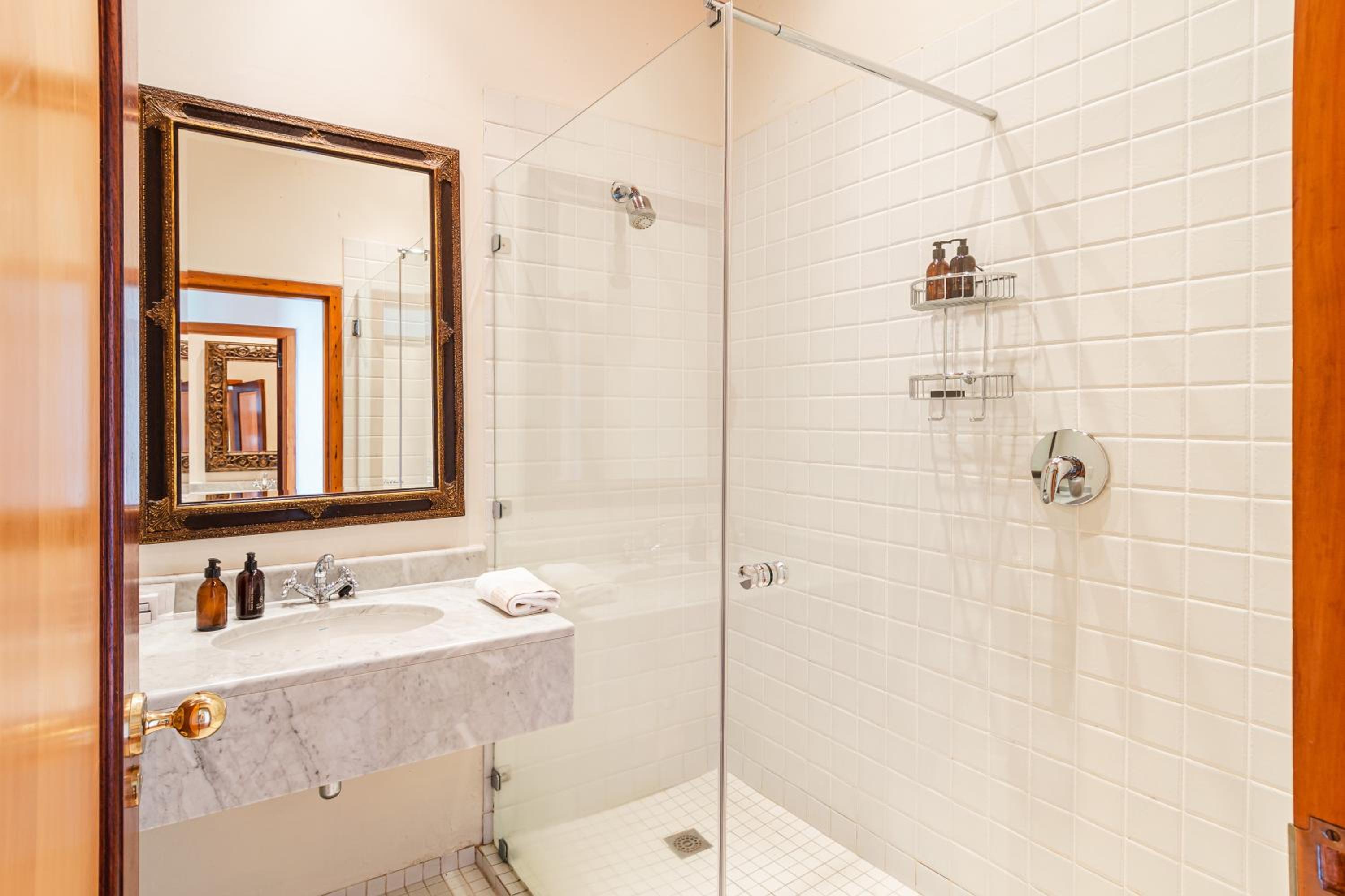 Honeymoon Suite - Photo 8