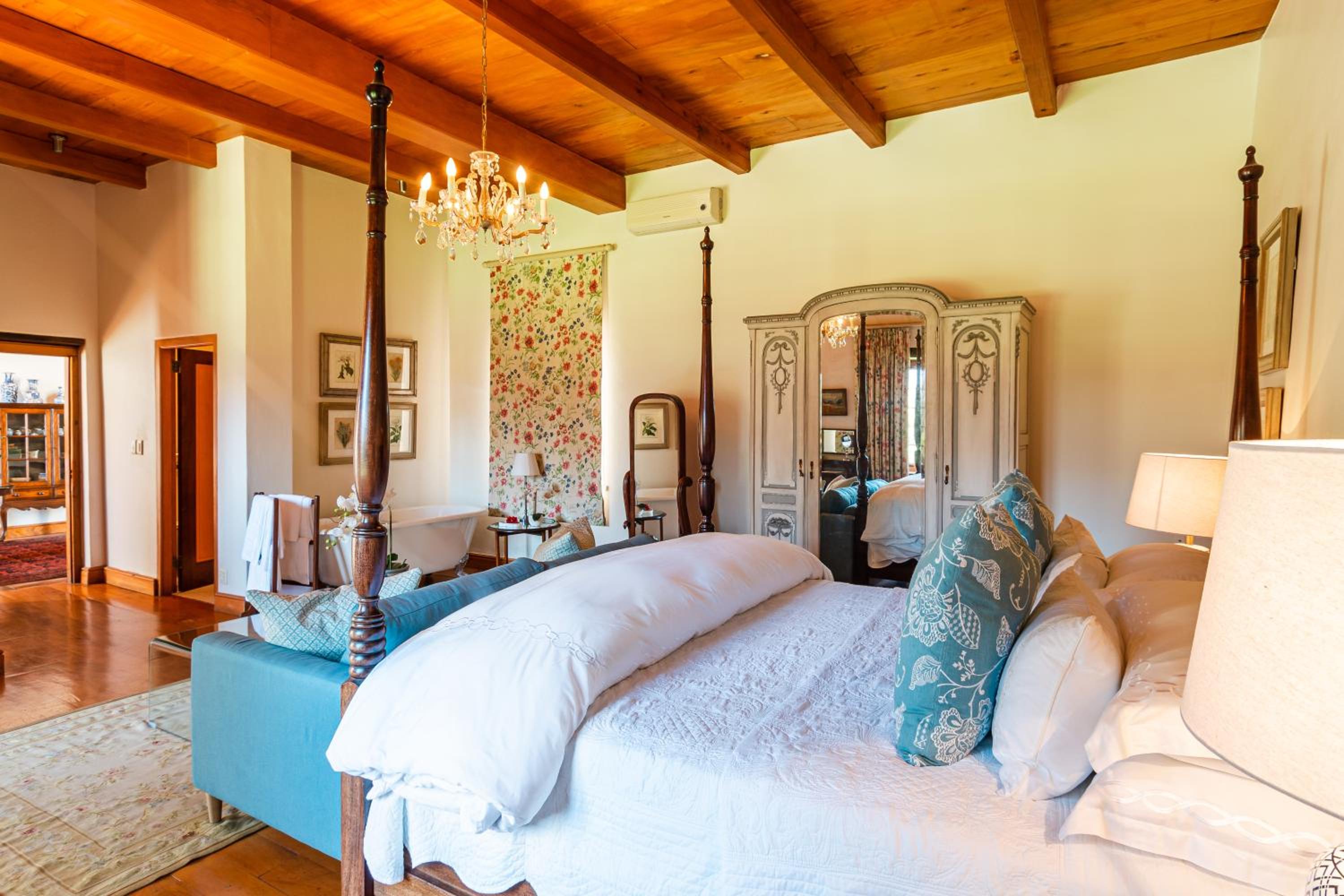Honeymoon Suite - Photo 6