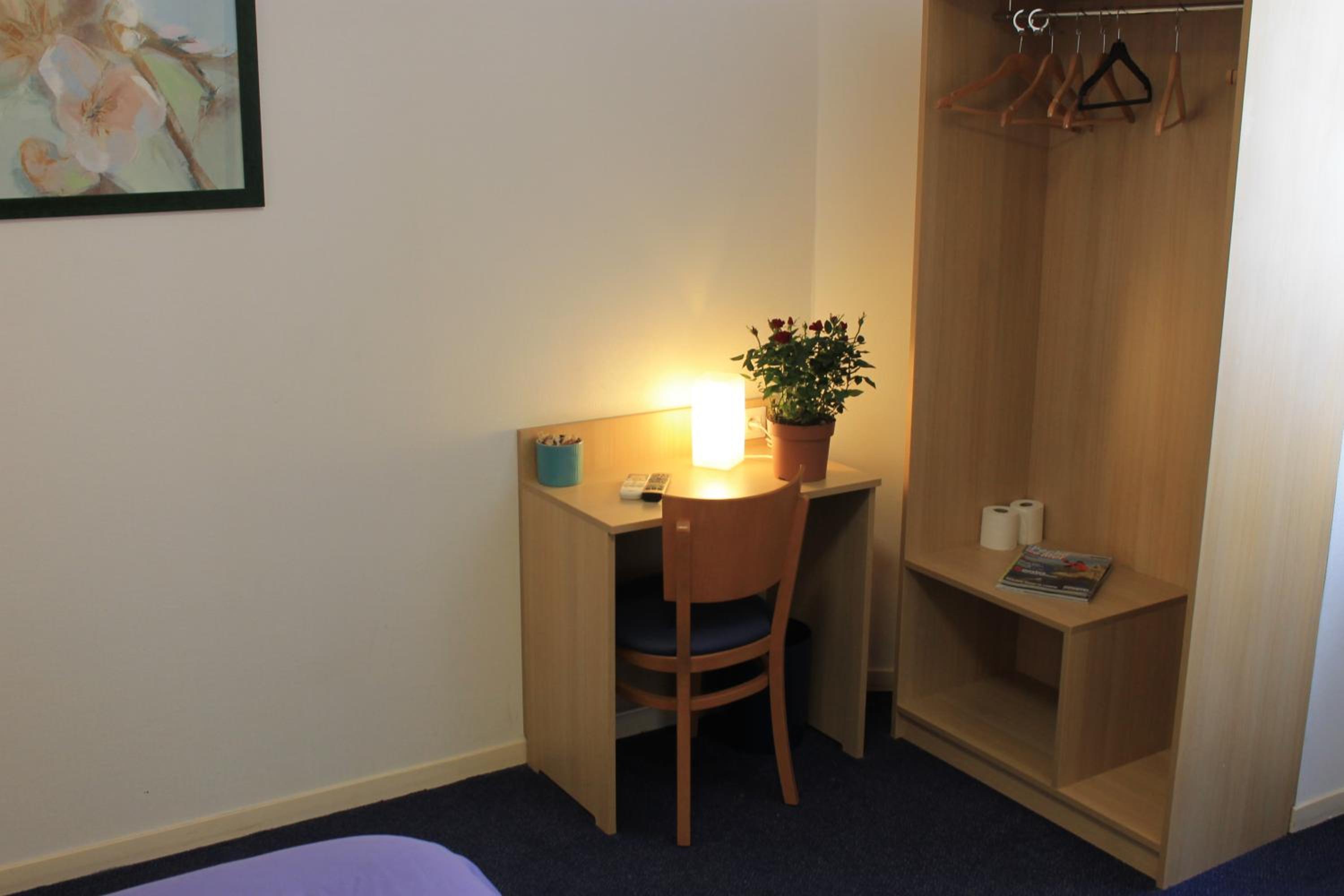 Standard Twin Room - Photo 4