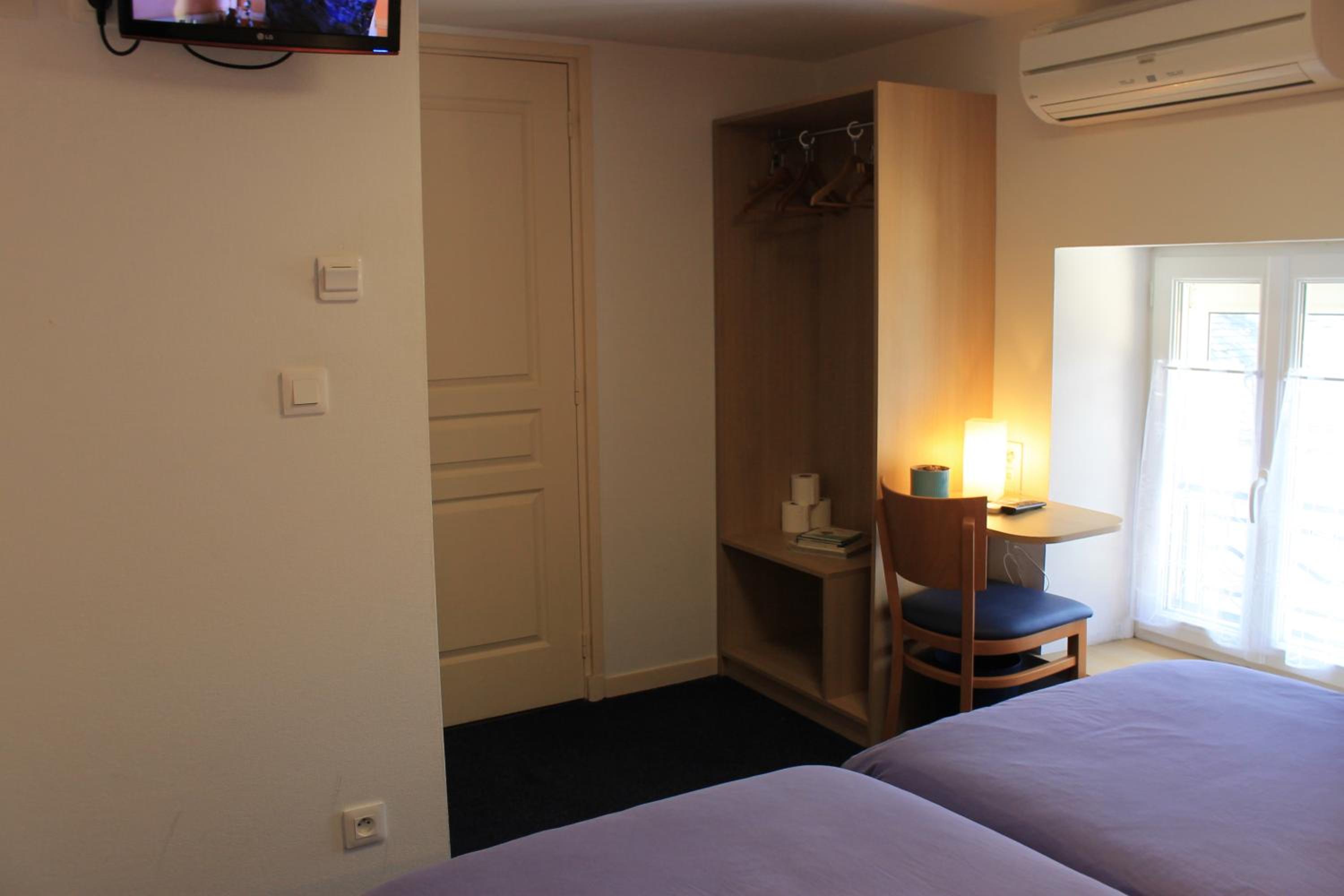 Standard Twin Room - Photo 3