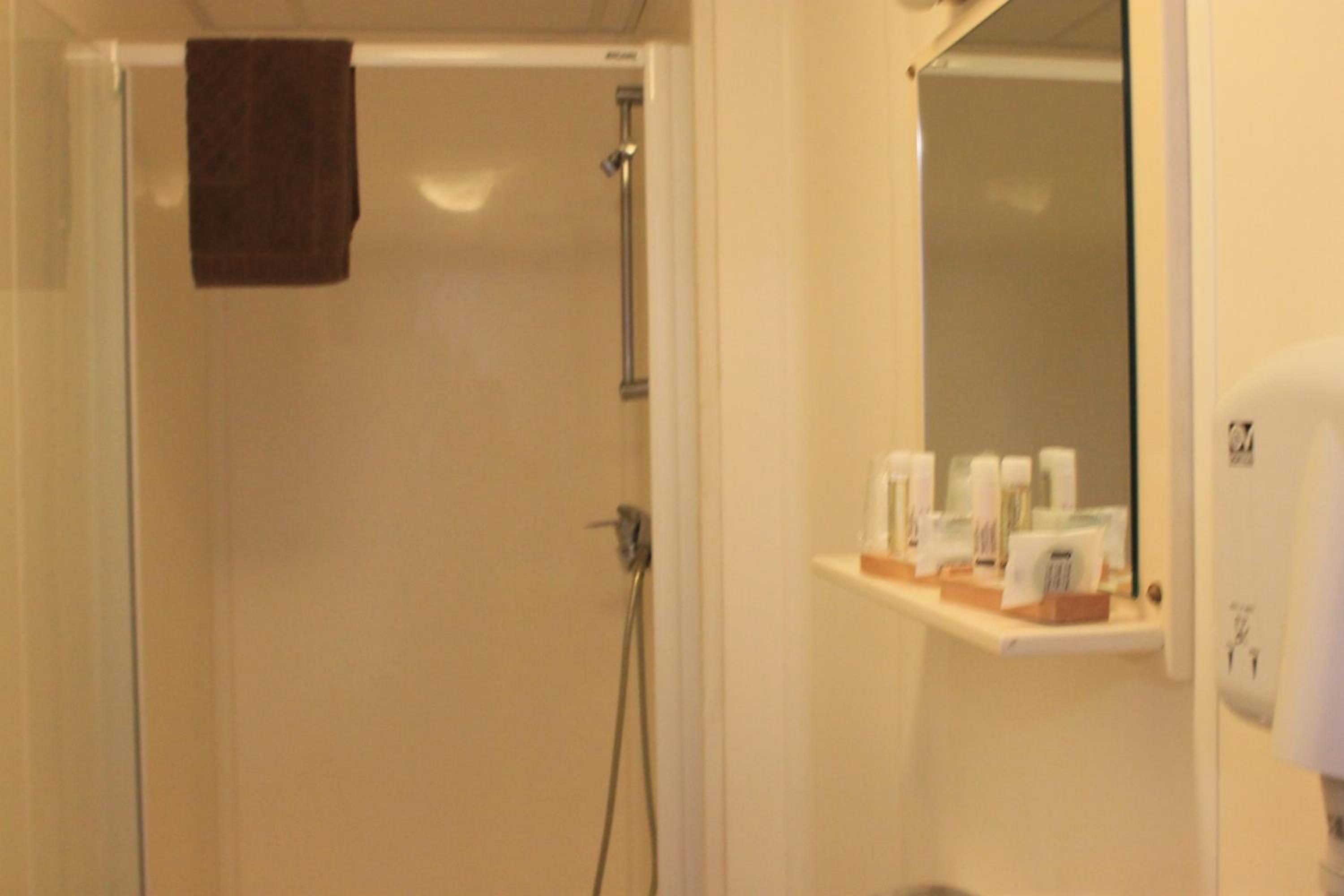 Standard Twin Room - Photo 5