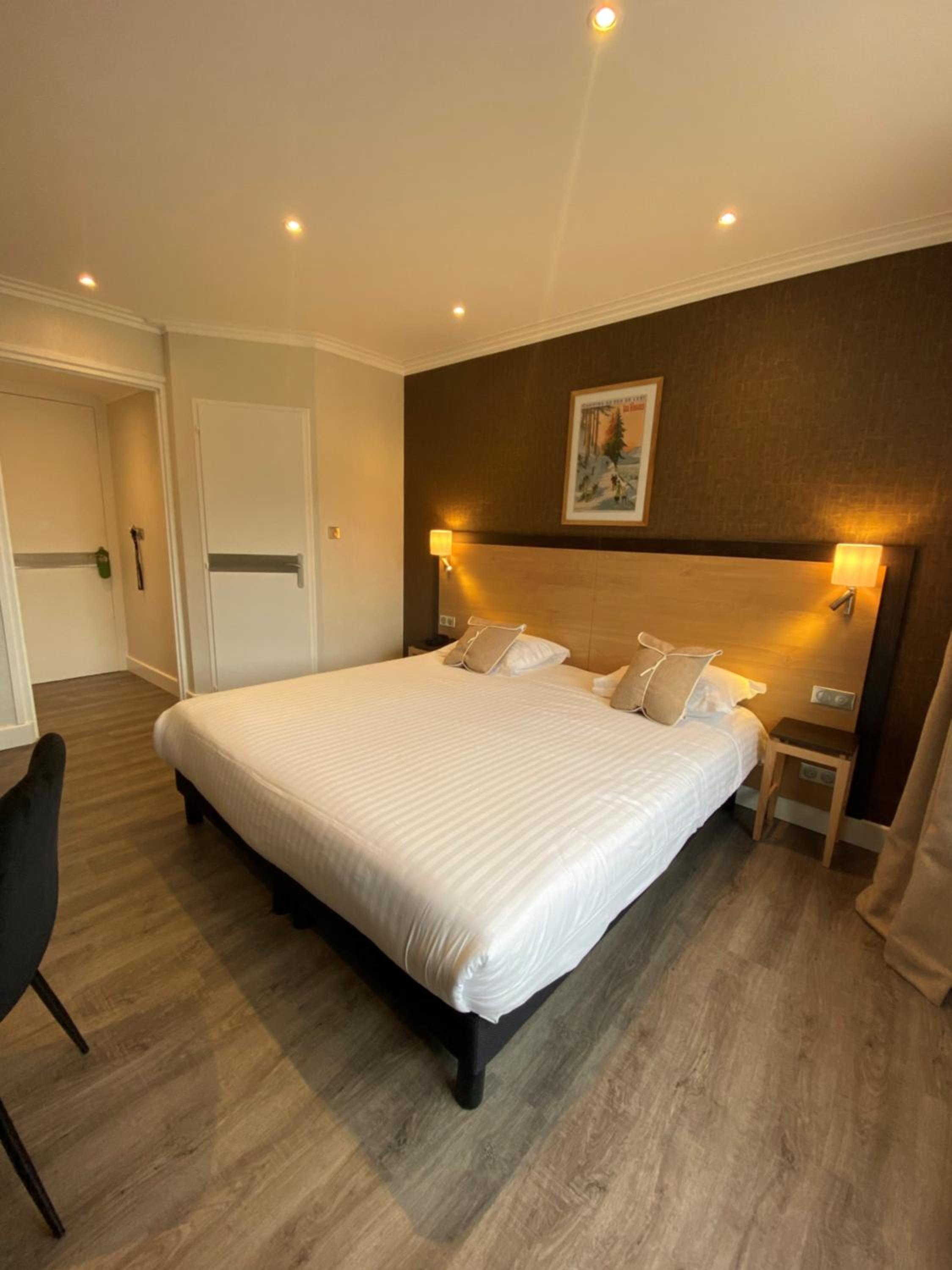 Double or Twin Room with Lake View - Photo 8