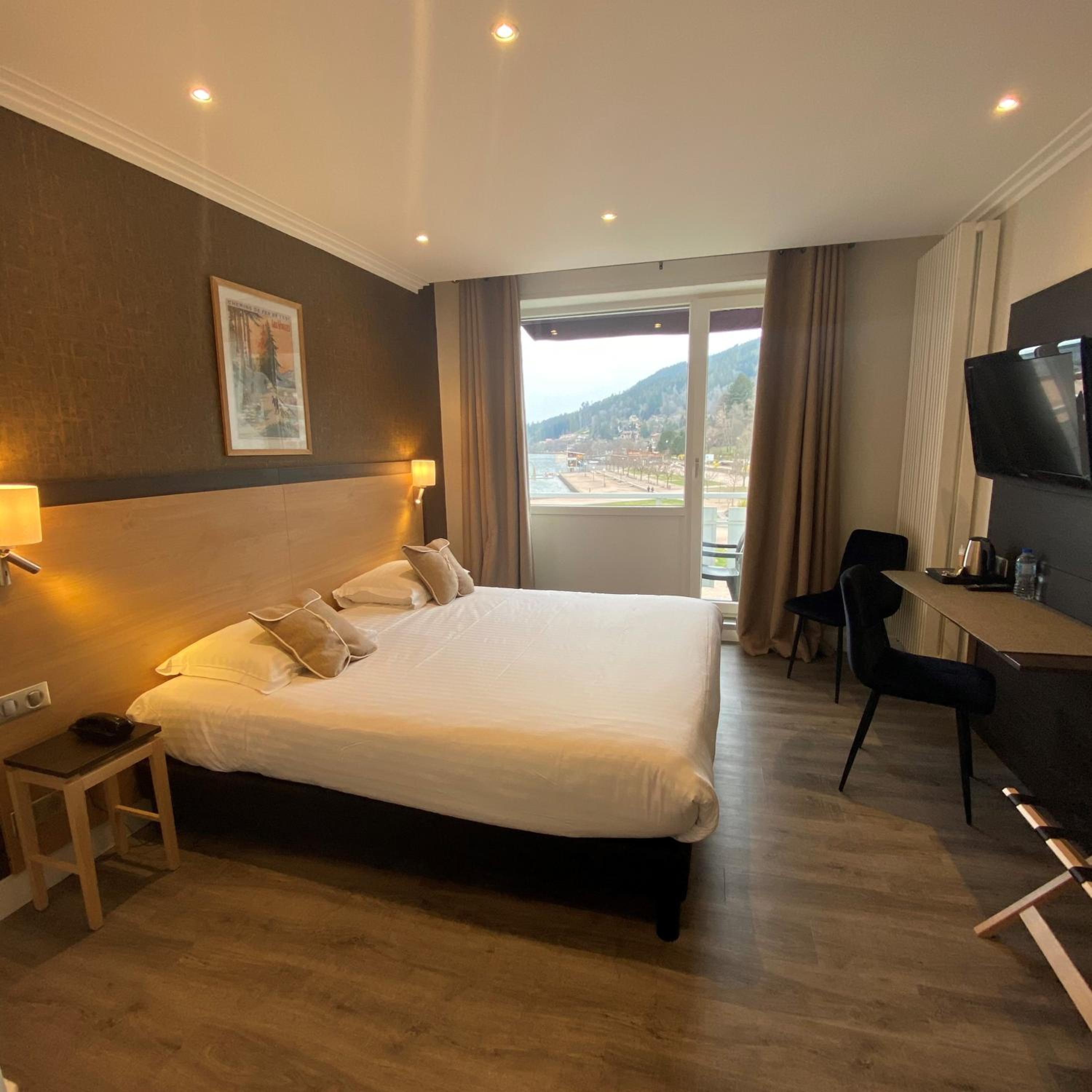Double or Twin Room with Lake View - Photo 2
