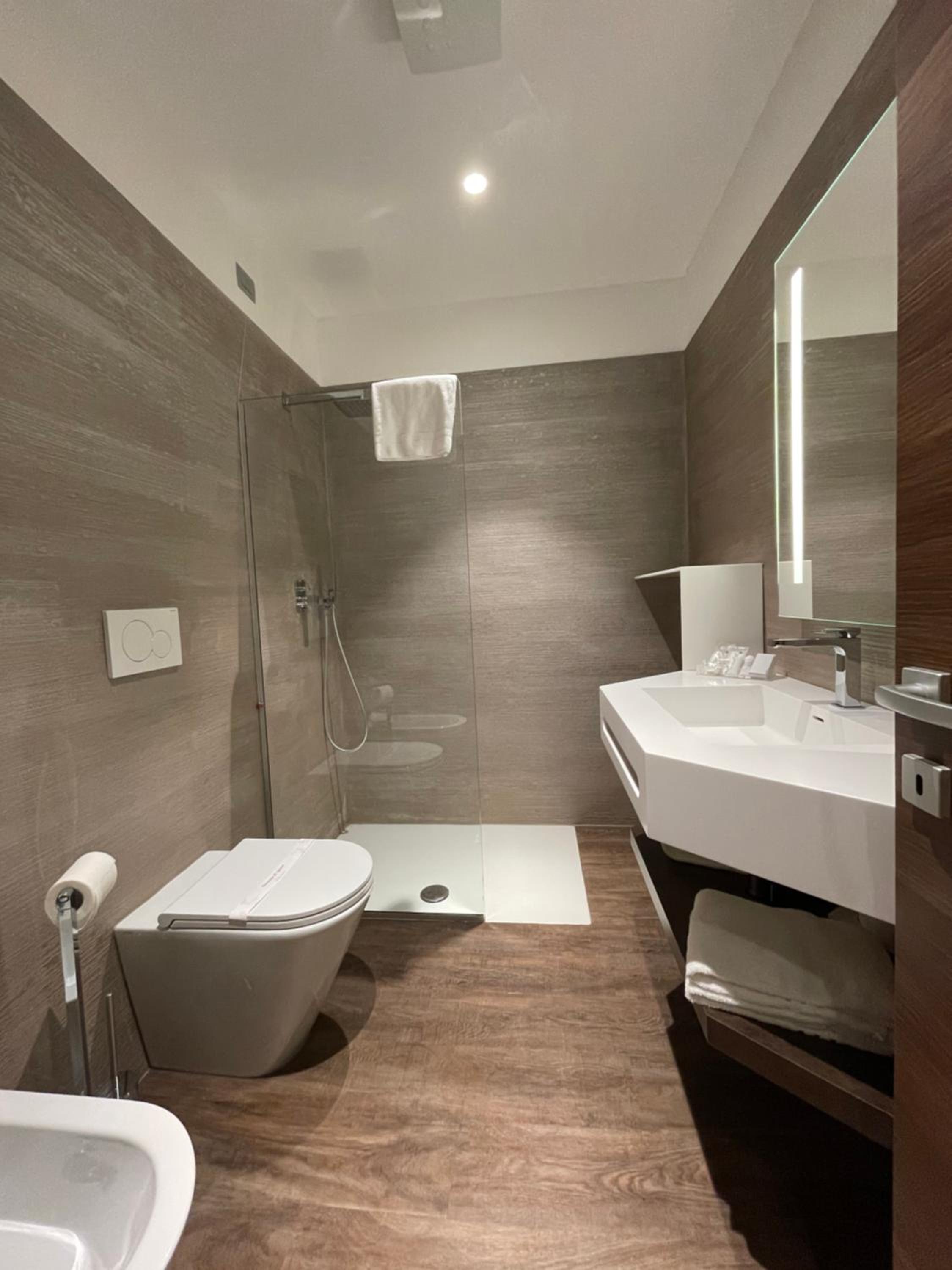 Double or Twin Room - Photo 12