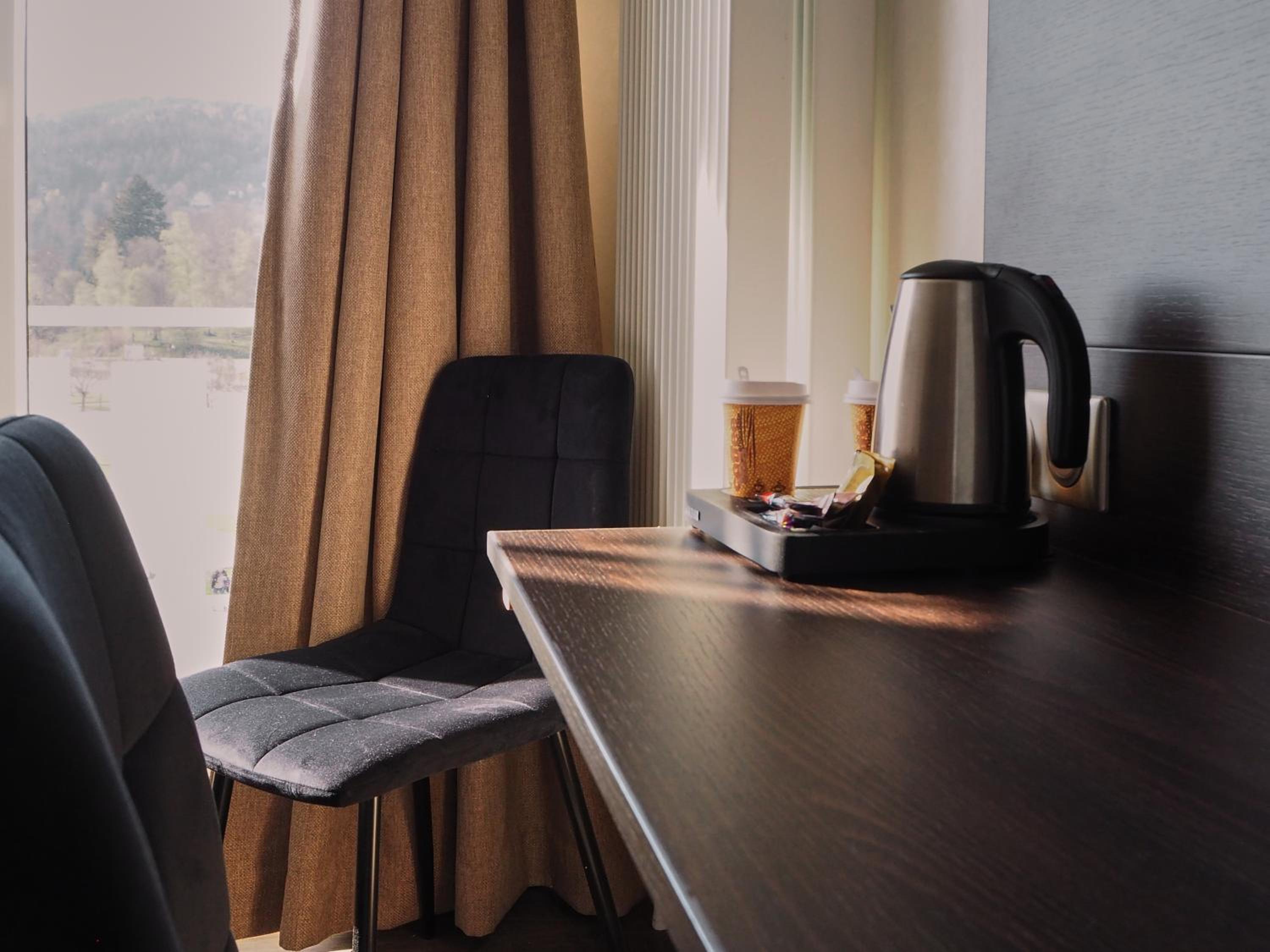 Double or Twin Room with Lake View - Photo 7