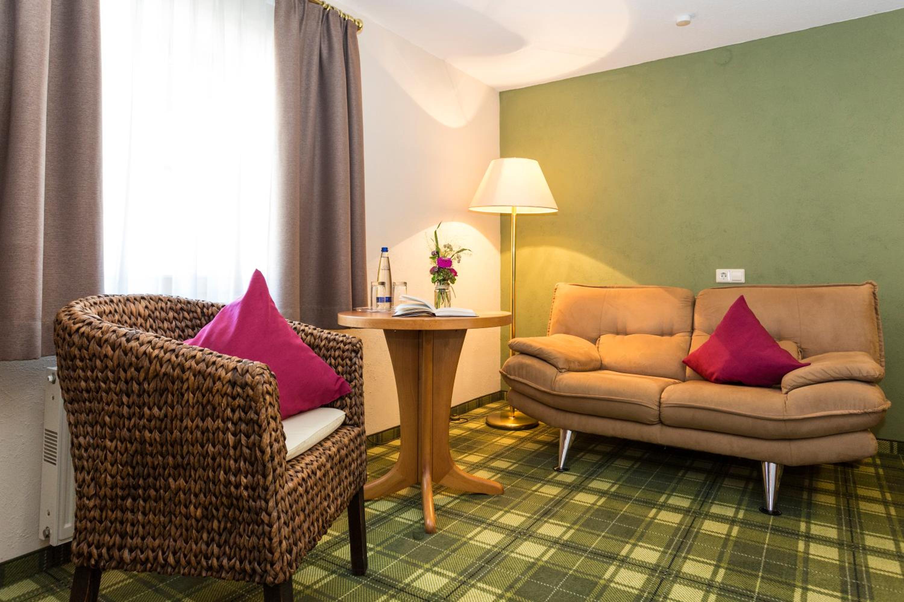 Large Double Room without balcony, in side building photo 1