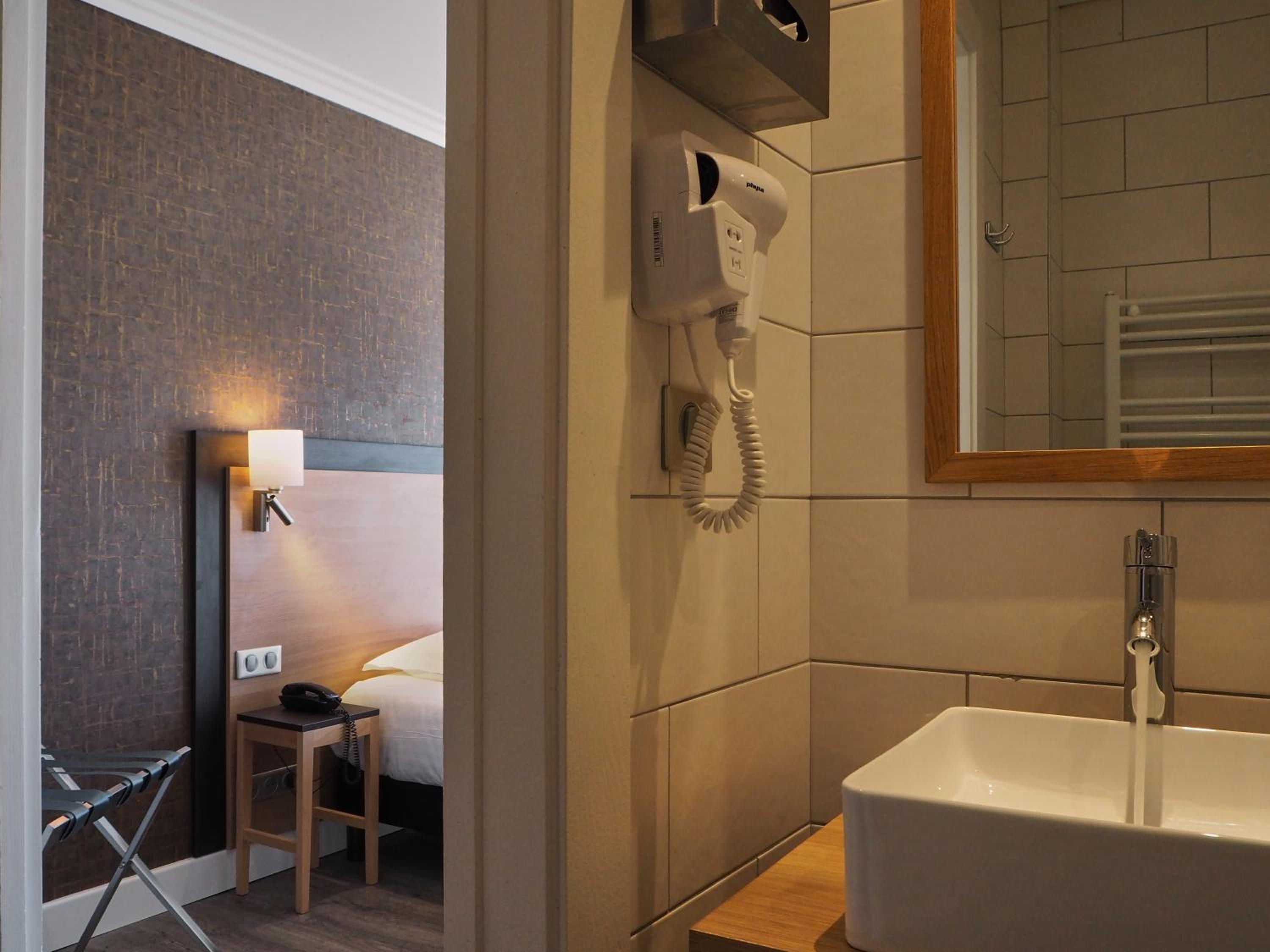 Double or Twin Room with Lake View - Photo 4