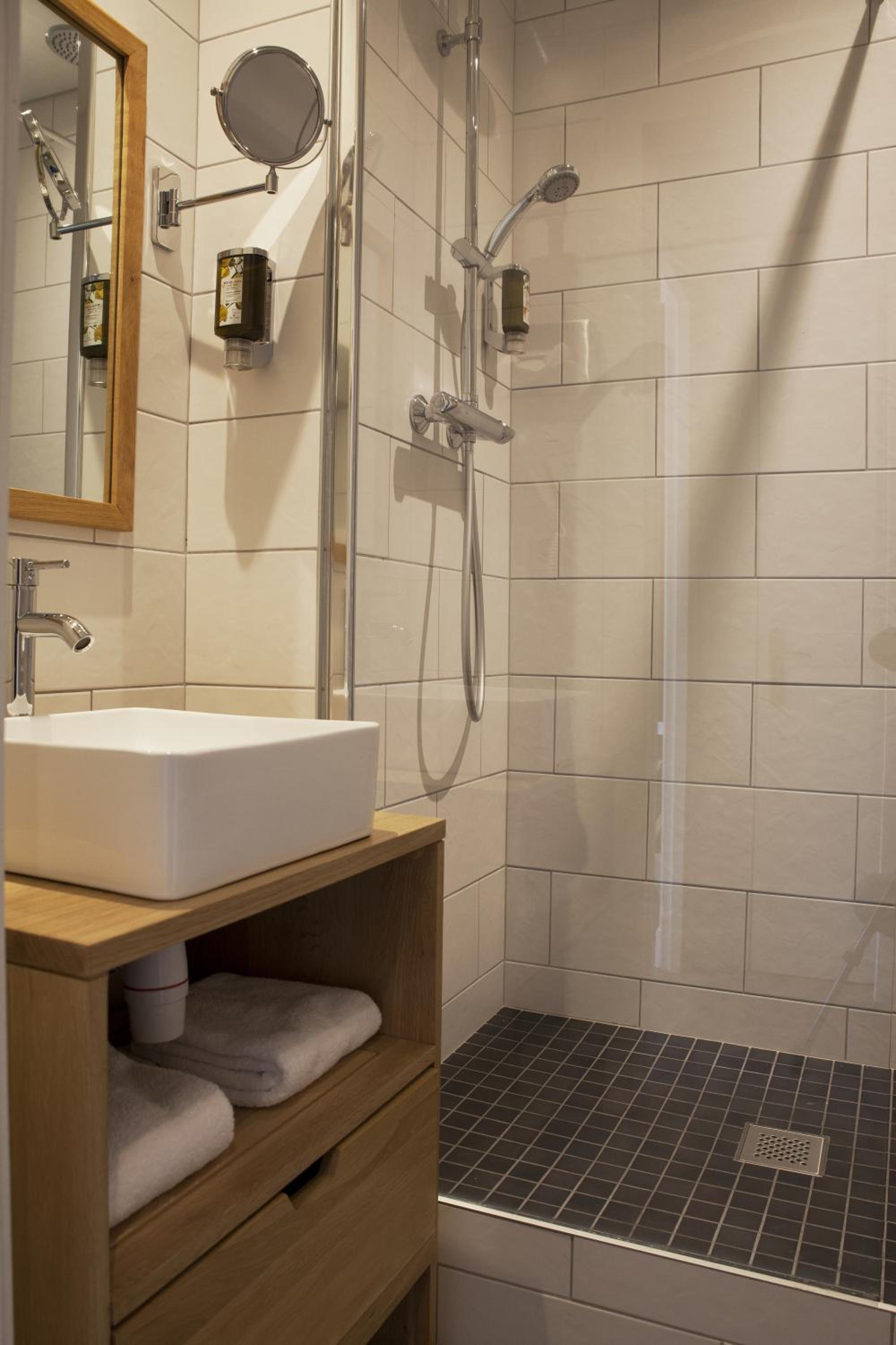Double or Twin Room with Lake View - Photo 6