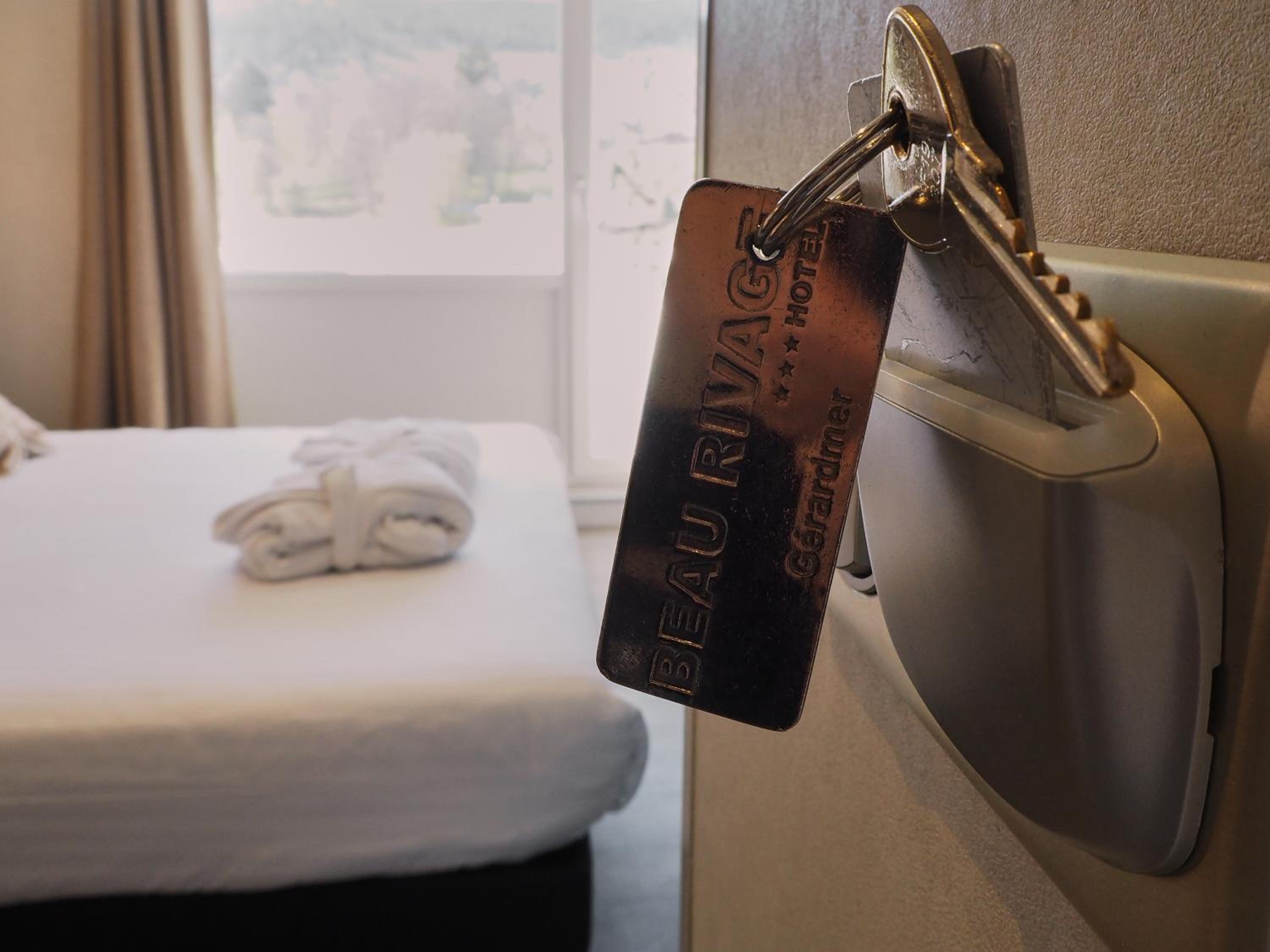 Double or Twin Room with Lake View - Photo 1
