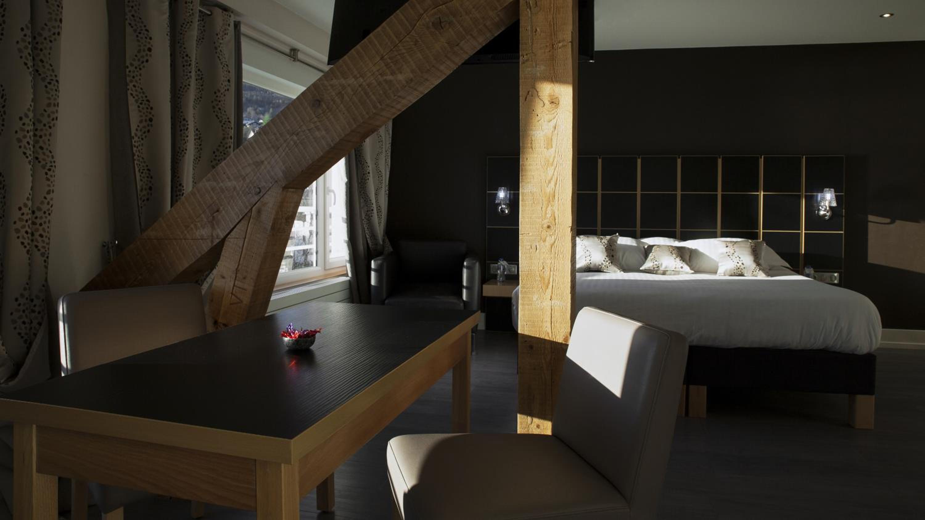 Junior Suite with Lake View - Photo 1