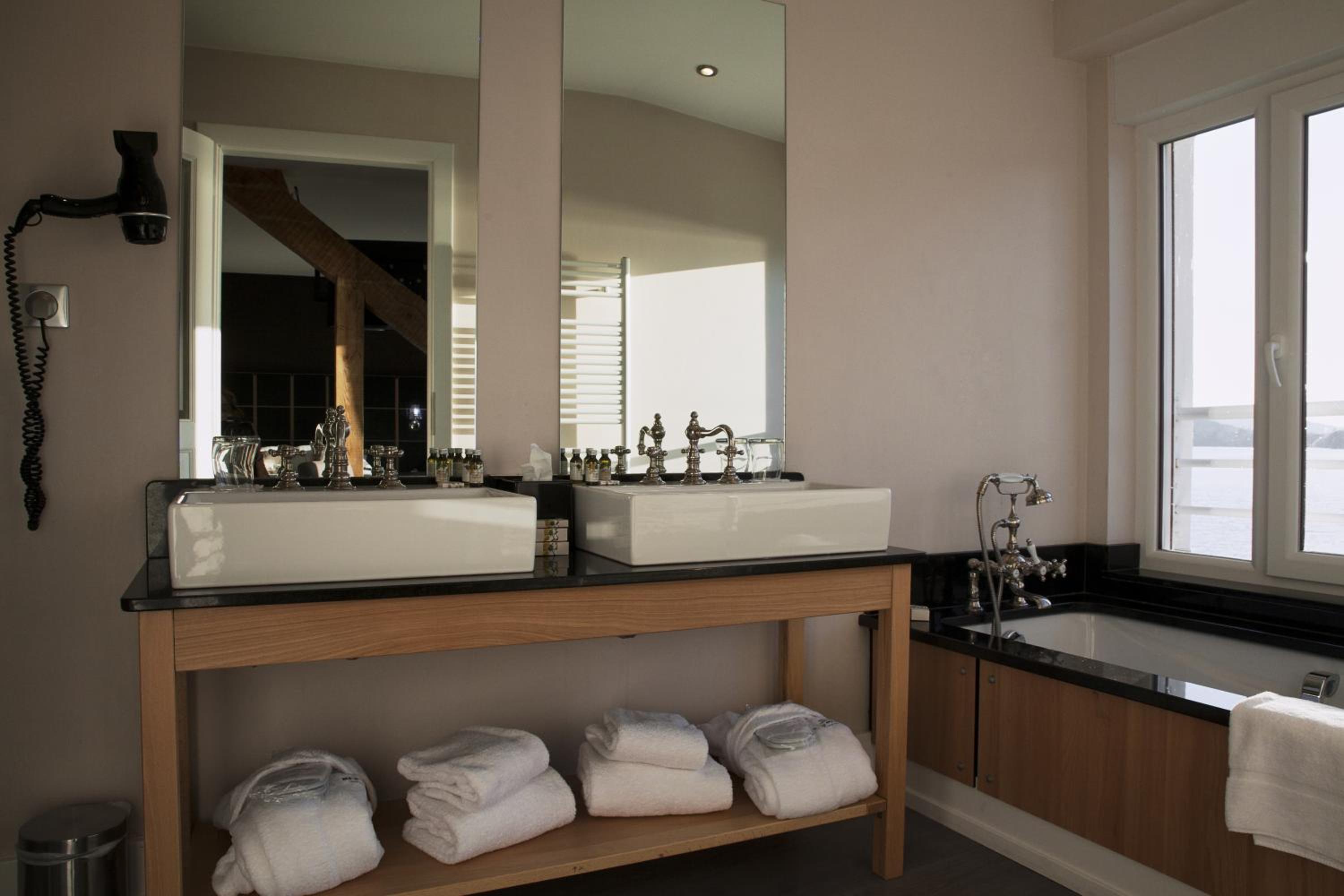 Junior Suite with Lake View - Photo 2