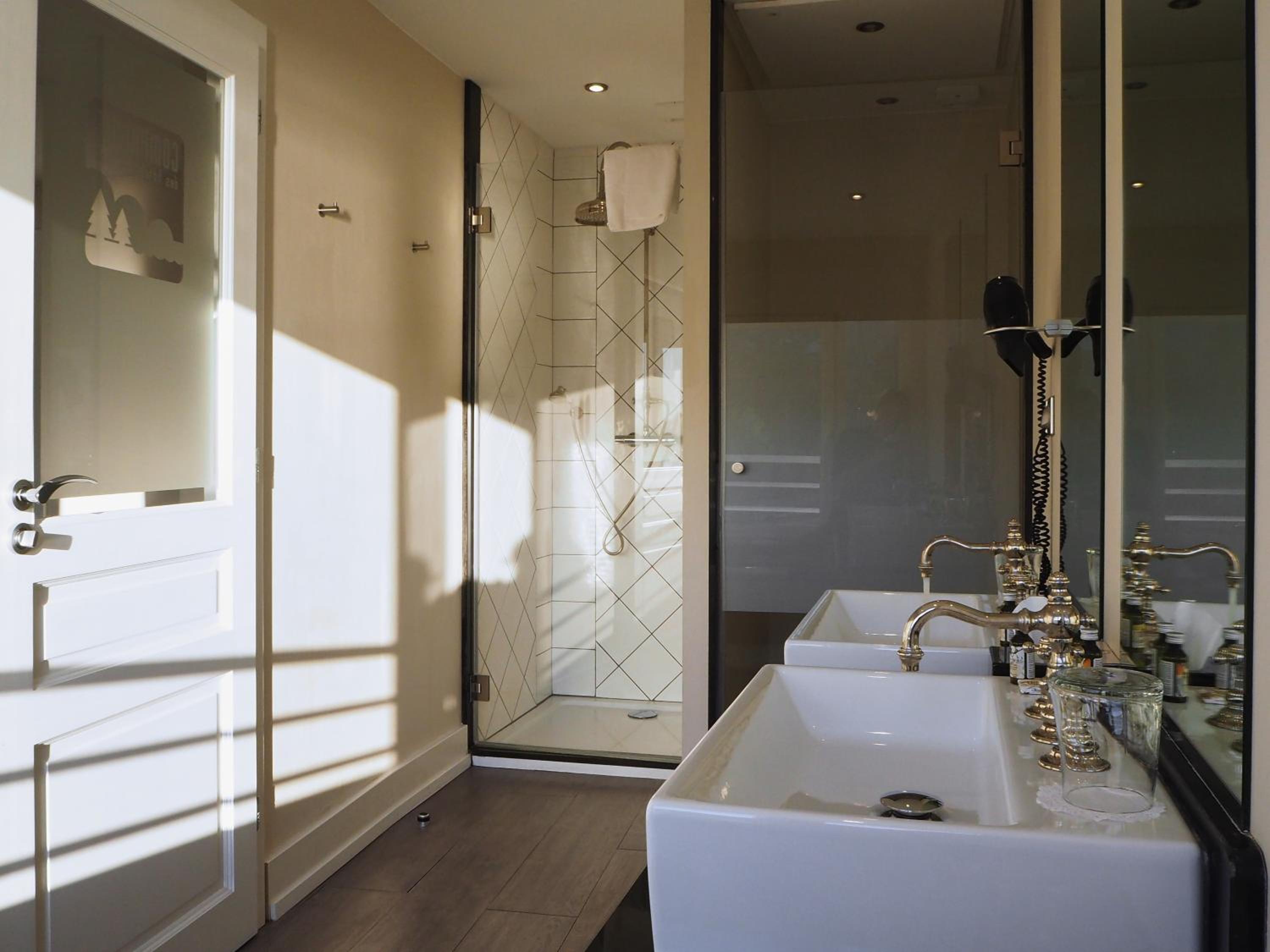 Junior Suite with Lake View - Photo 3