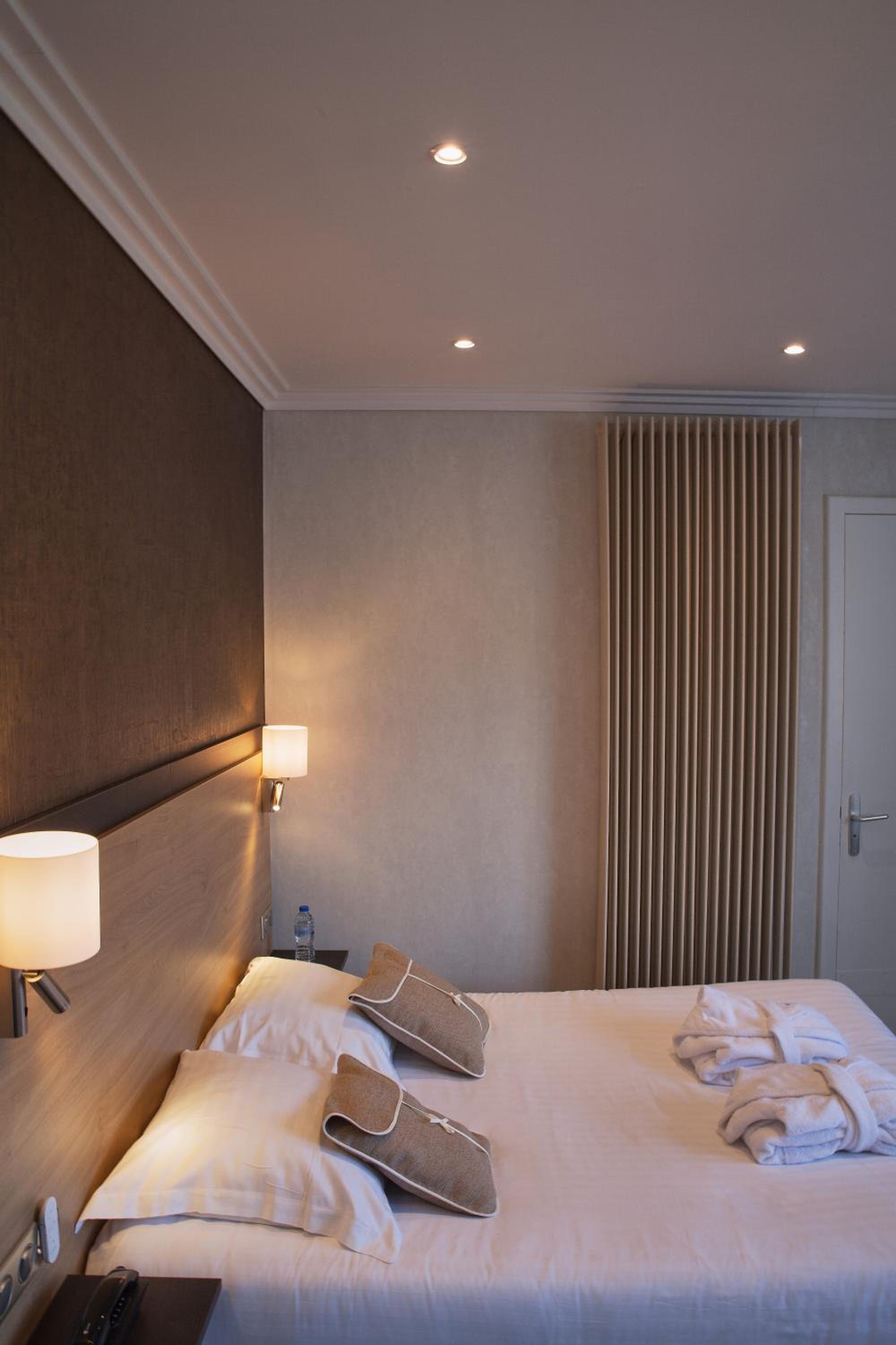Double or Twin Room with Lake View - Photo 5