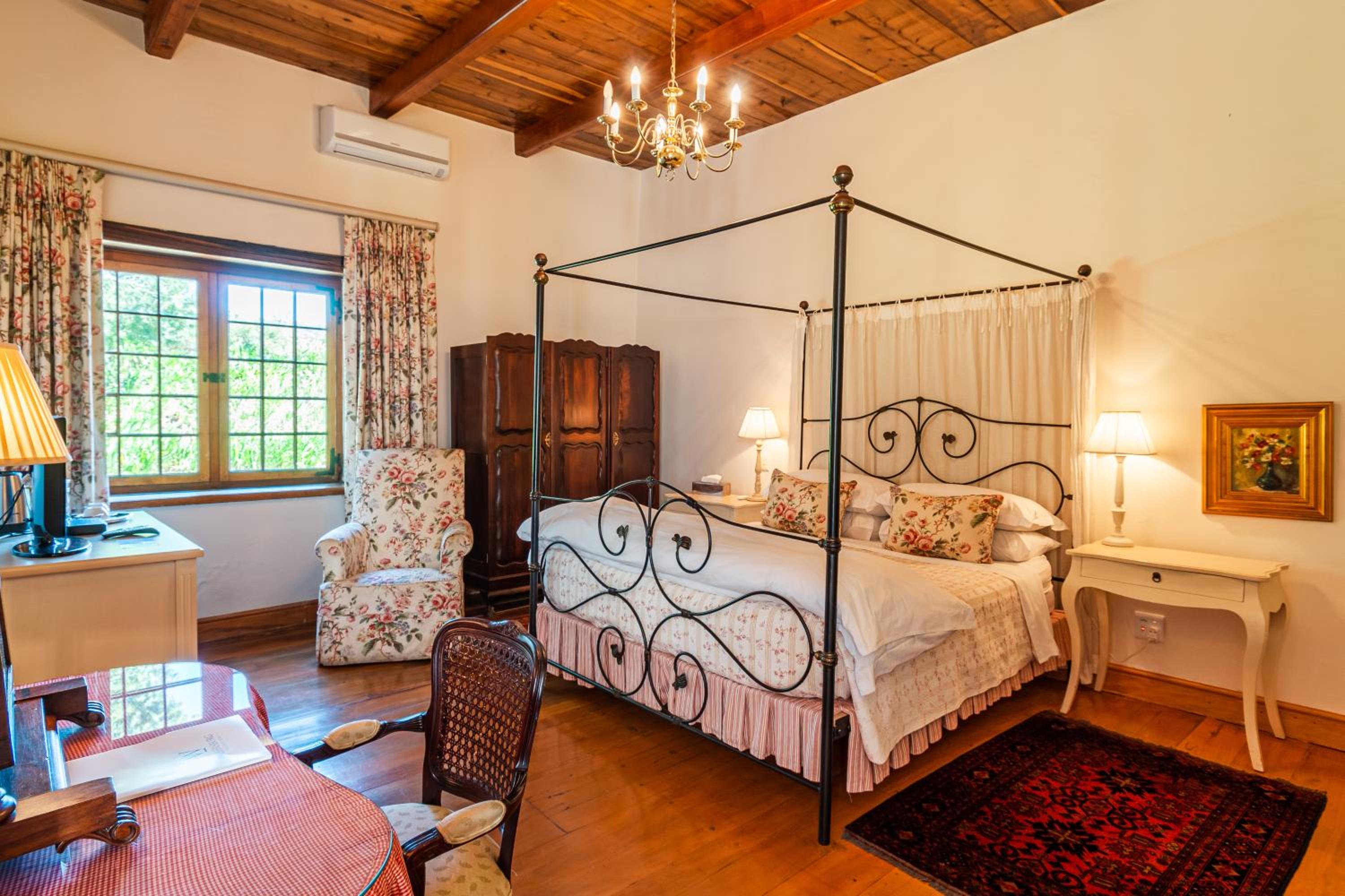 Manor Room 2 - Photo 1