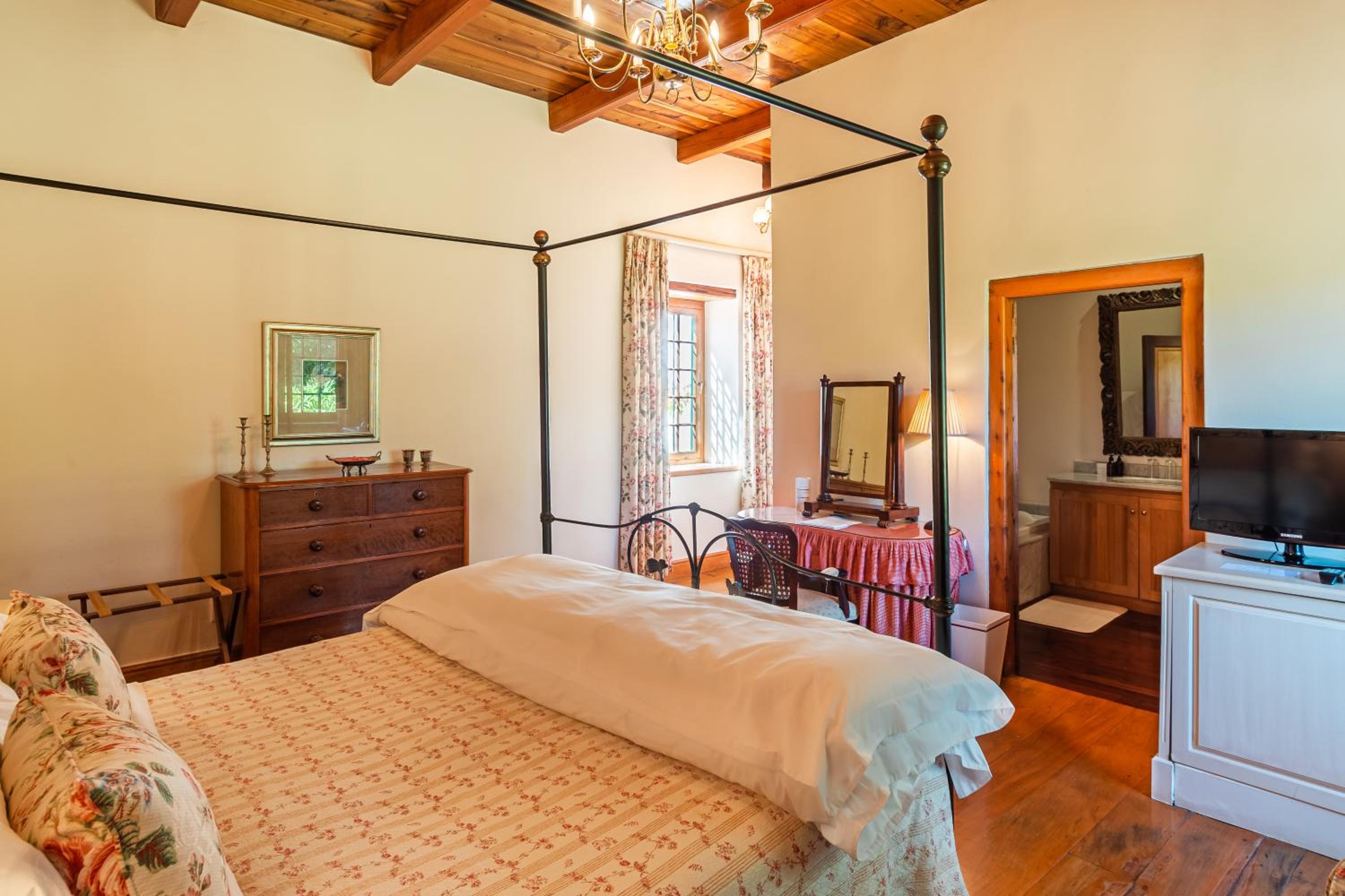 Manor Room 2 - Photo 2