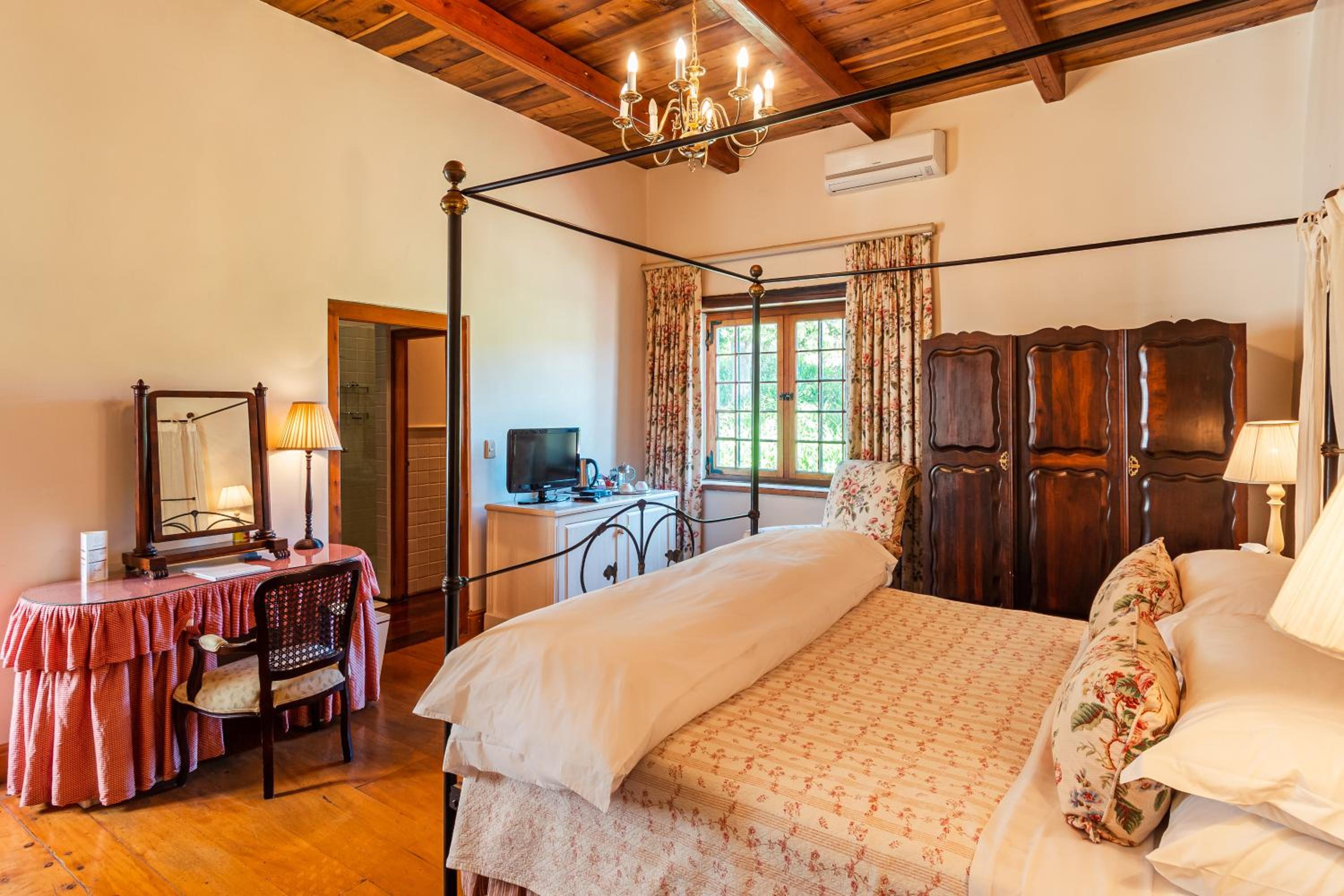 Manor Room 2 - Photo 4