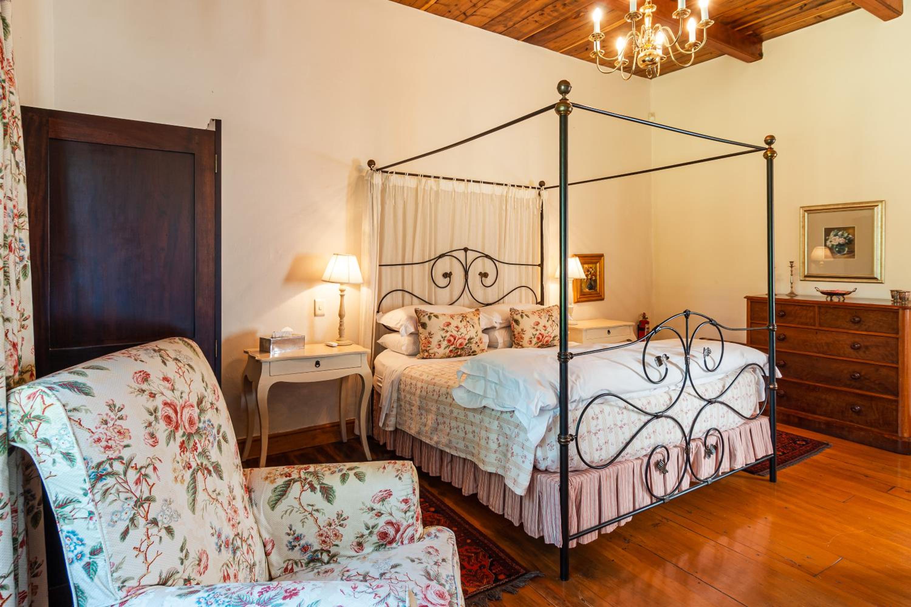 Manor Room 2 - Photo 5