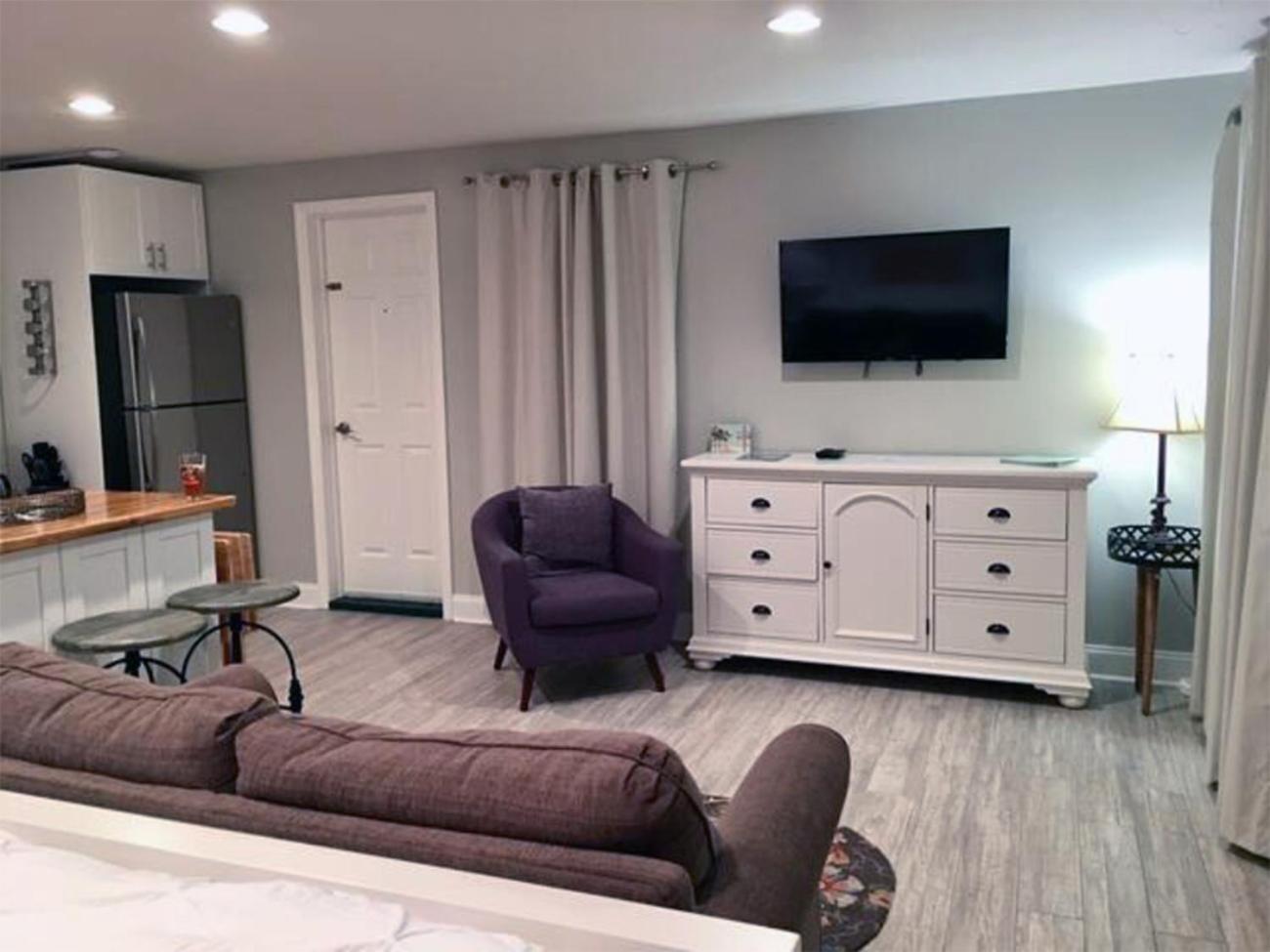 Deluxe King Suite - Photo 2