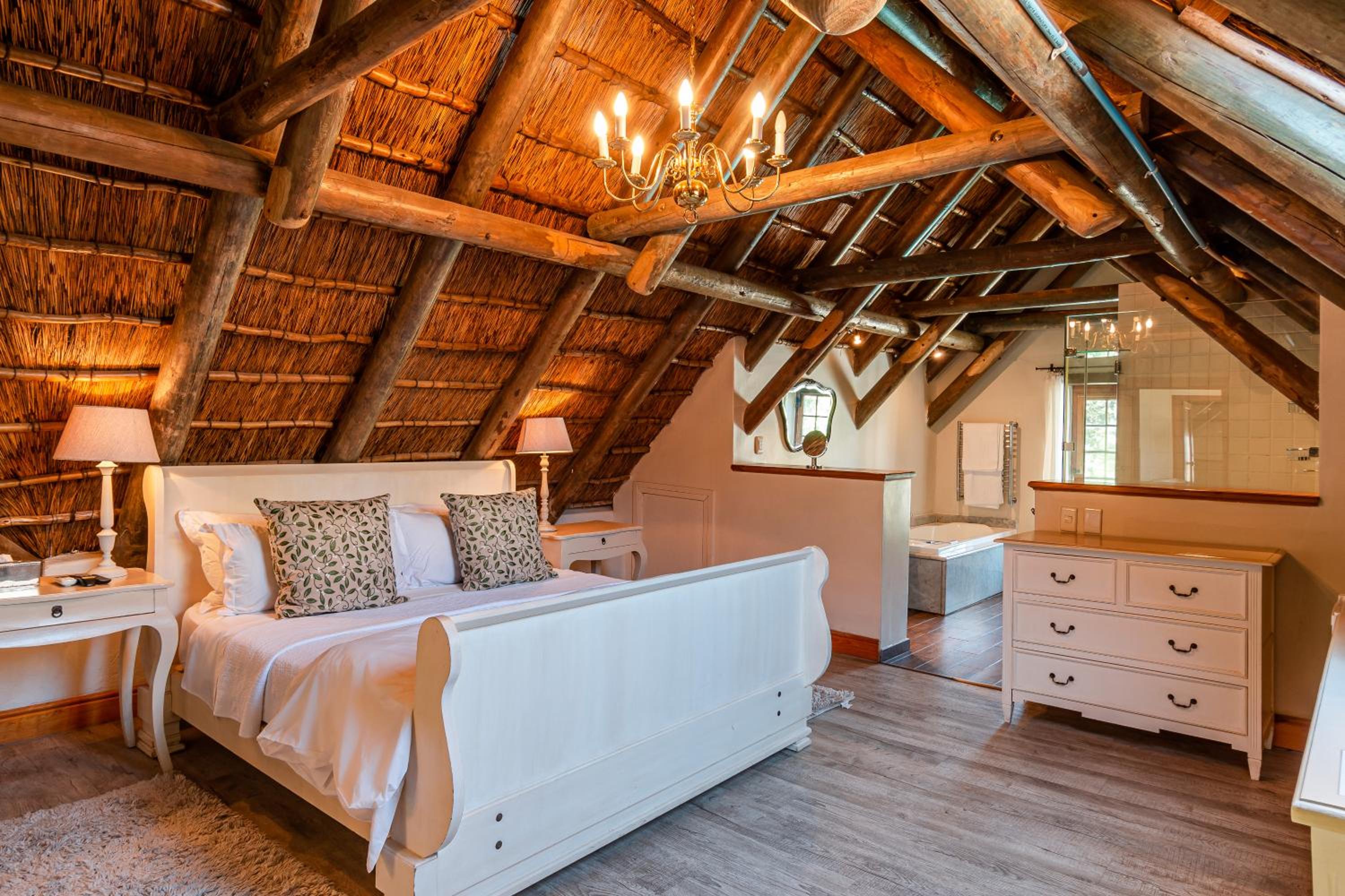 Manor Room 5 - Photo 1