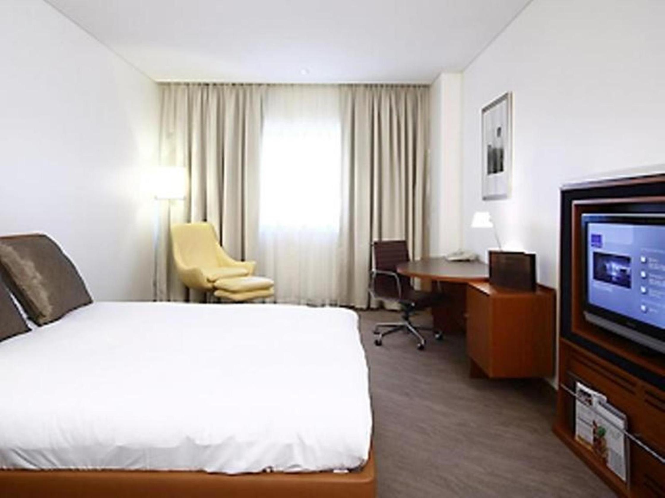 Accessible Room with 1 Queen Bed - Photo 8