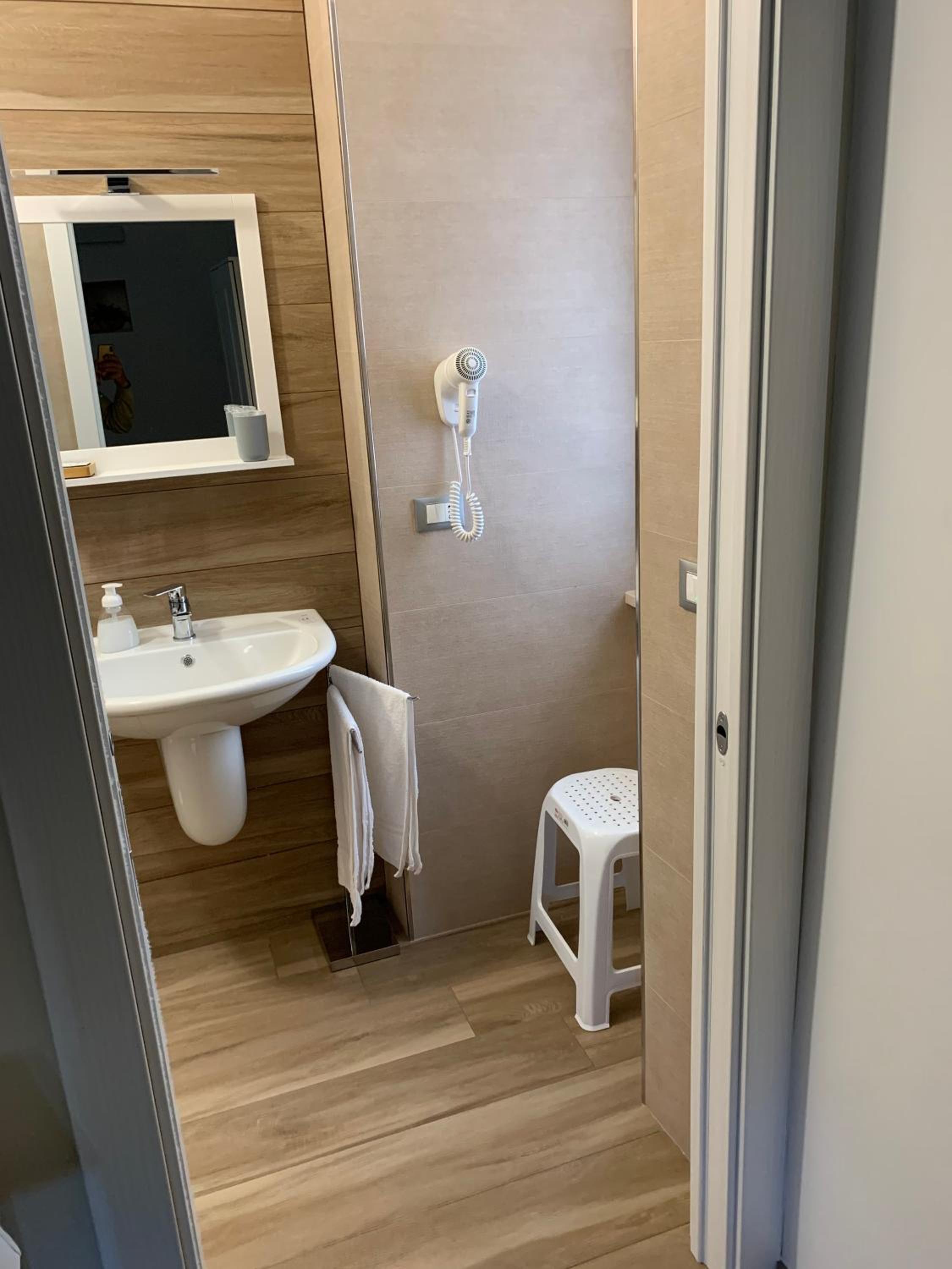 Double Room with Private Bathroom - Photo 24